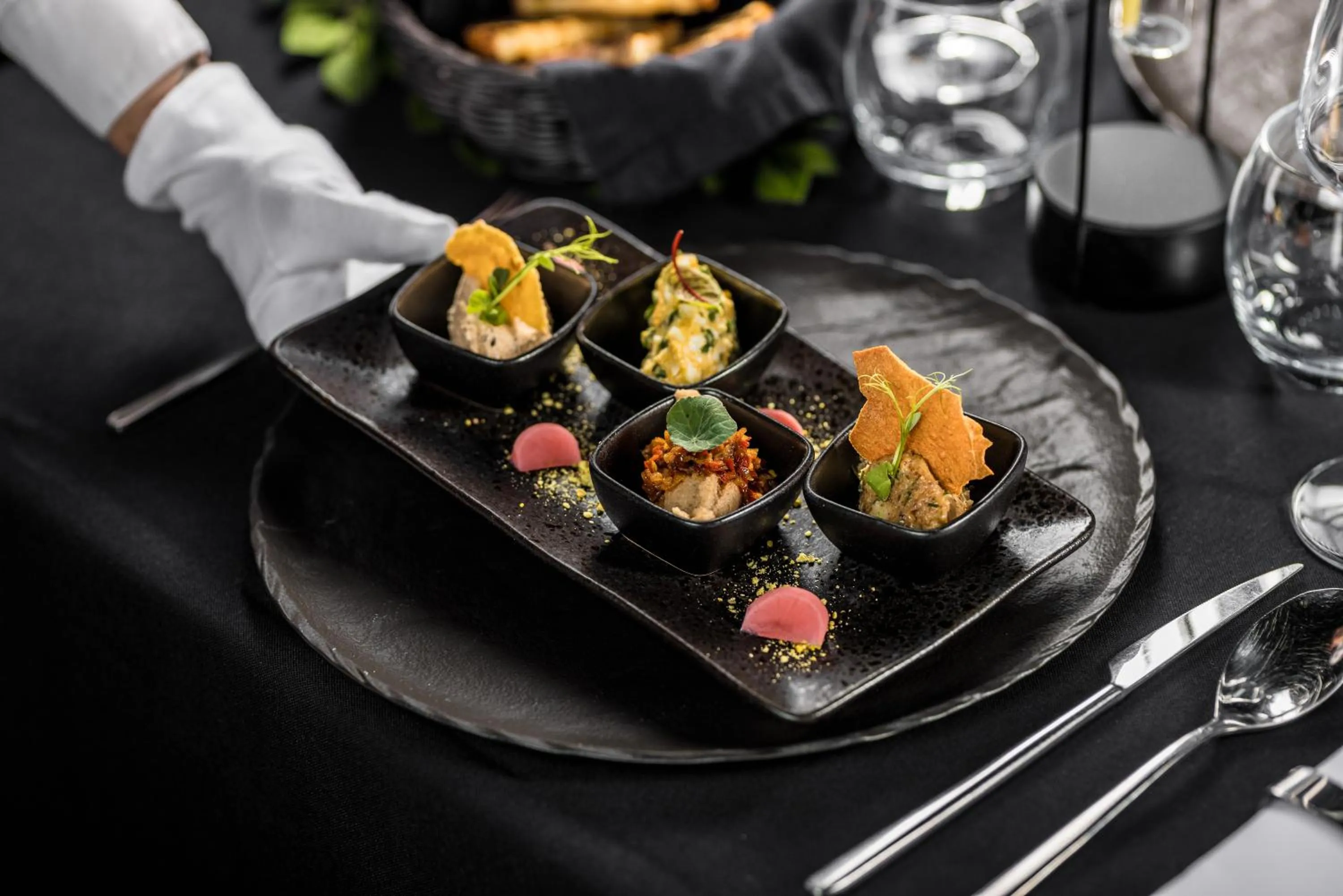 Food and drinks in B THE HOTEL