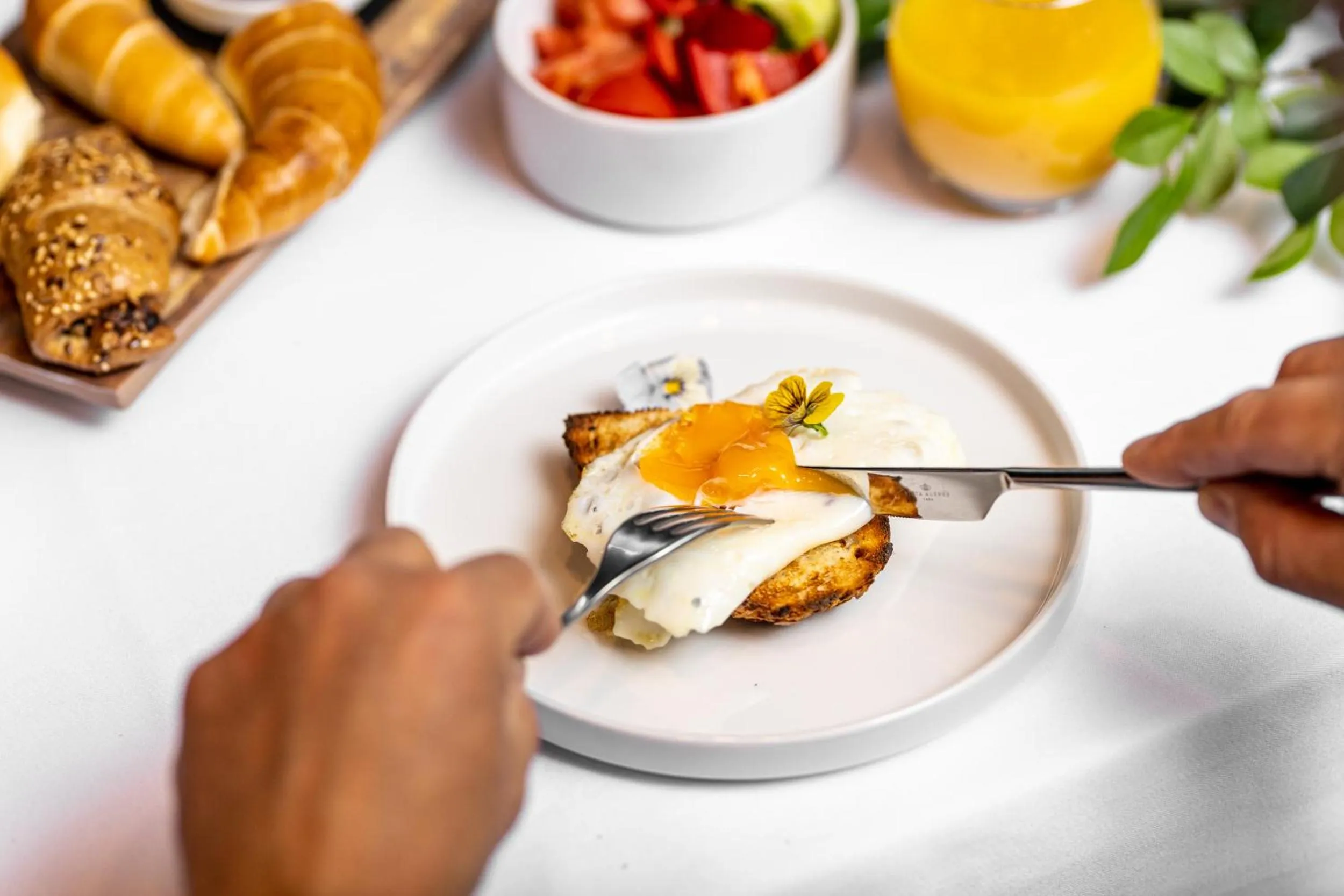 Food and drinks in B THE HOTEL