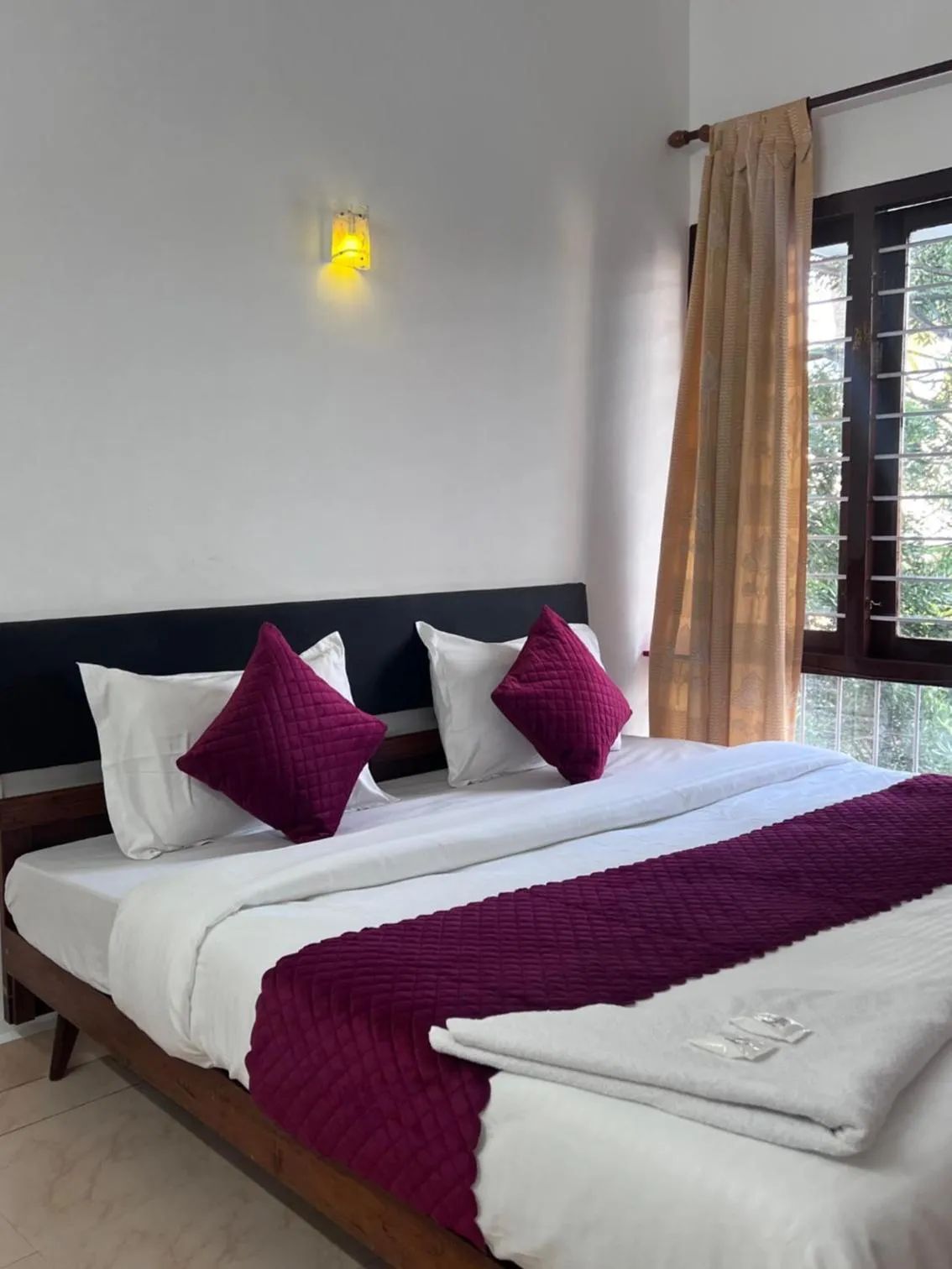 Bedroom, Bed in Hotel Sunday - Townhouse Club Airport Trivandrum