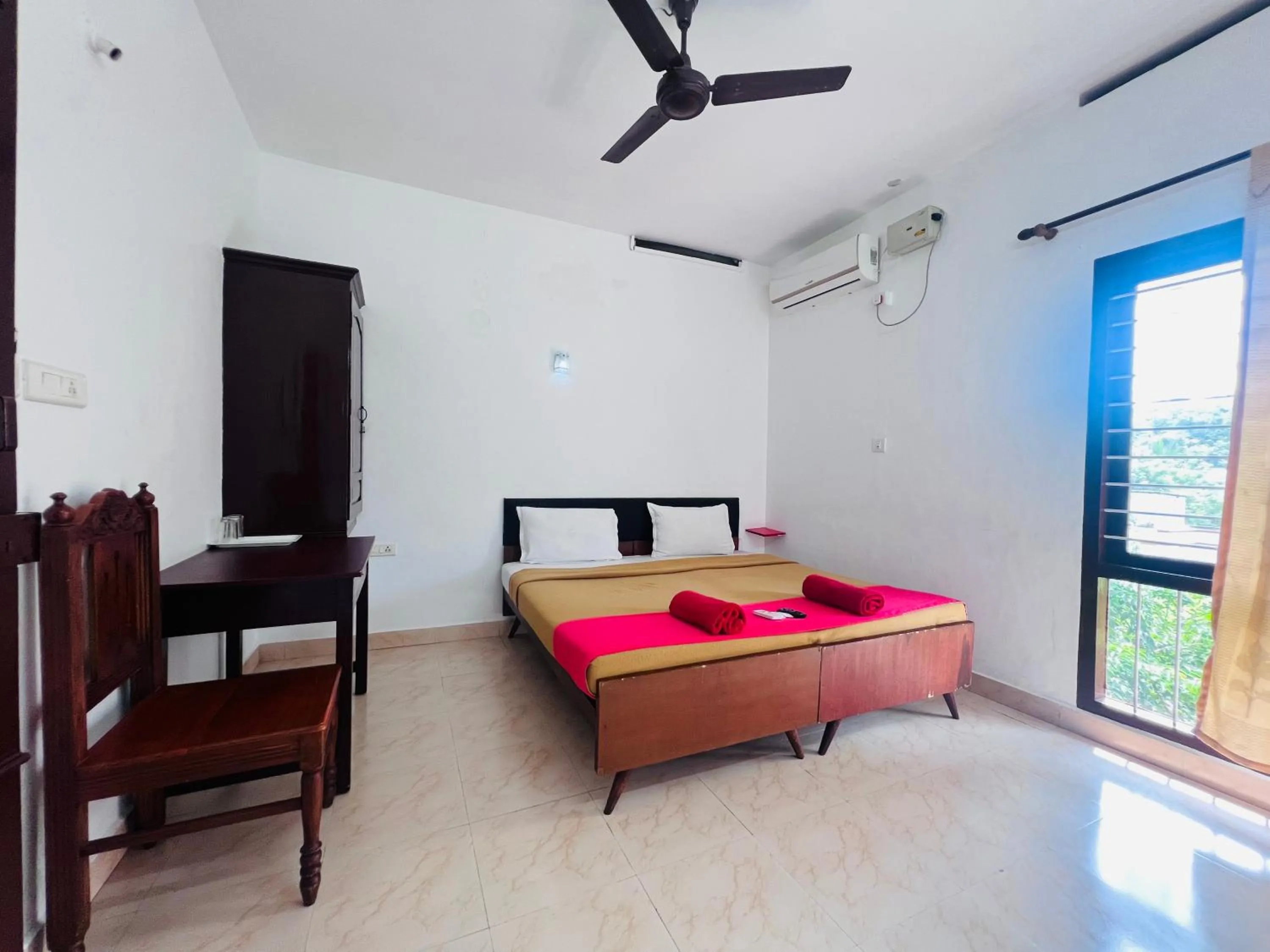 Bed in Hotel Sunday - Townhouse Club Airport Trivandrum