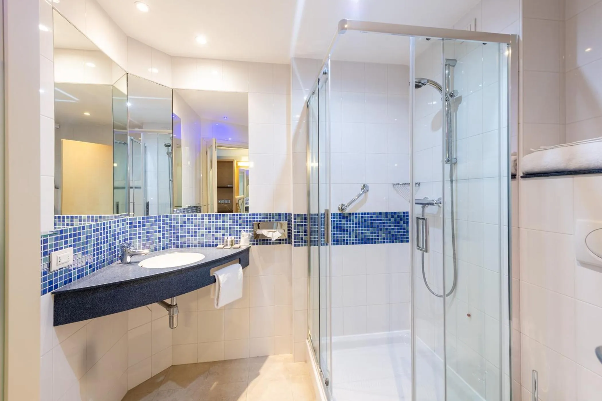 Shower in Meditur Hotel Udine Nord