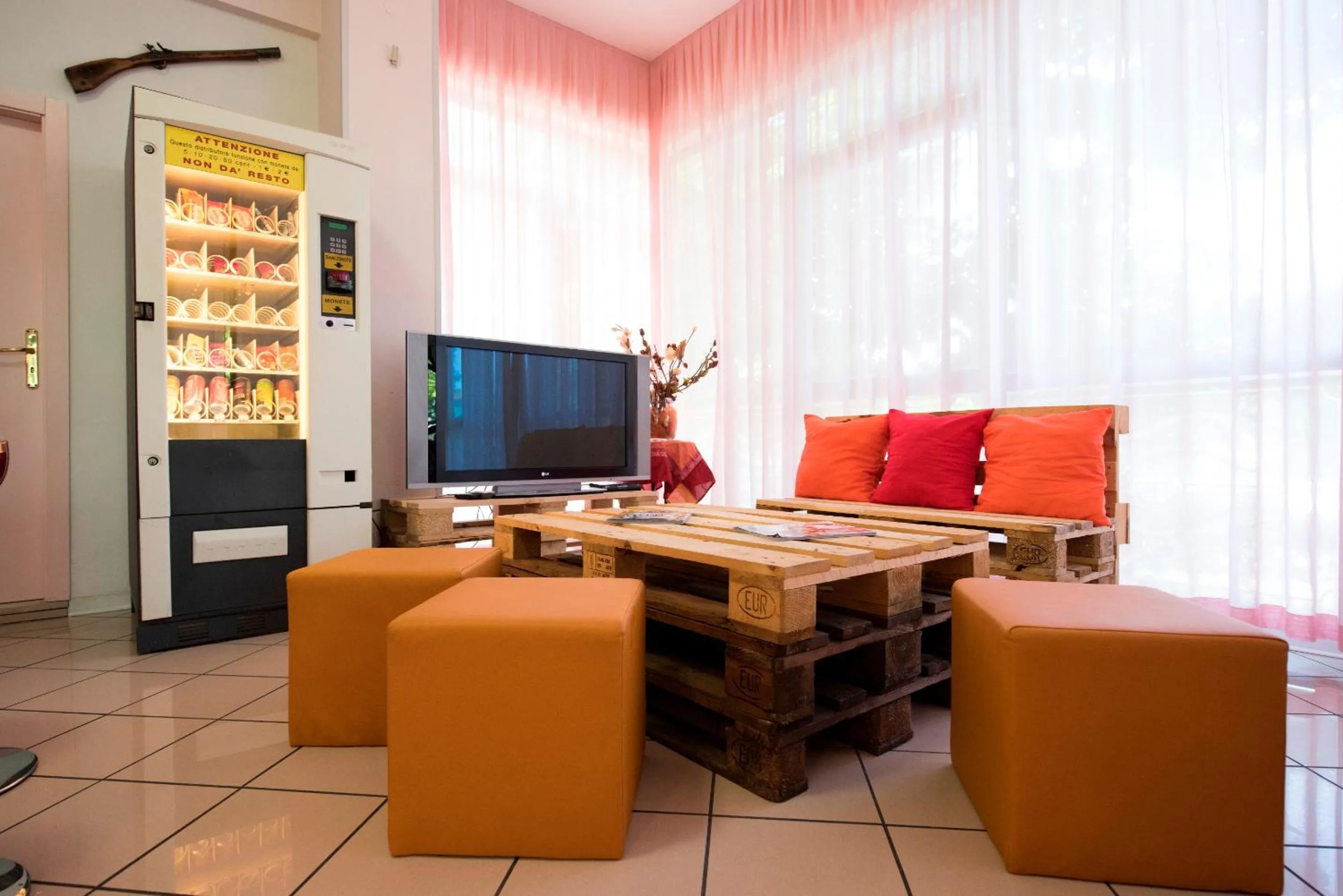 Communal lounge/ TV room in Hotel Settebello B&B