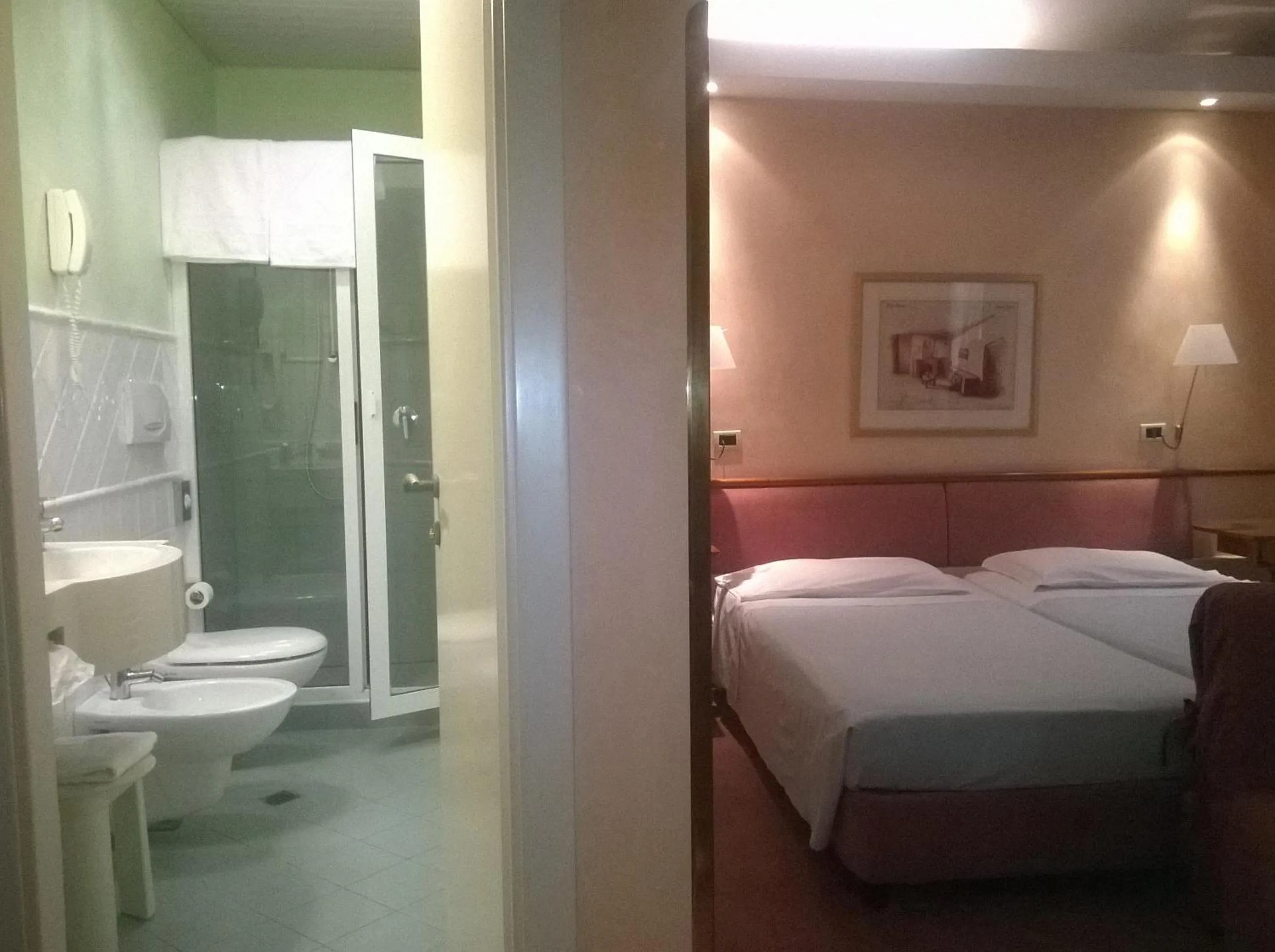 Photo of the whole room, Bed in Hotel Colombia