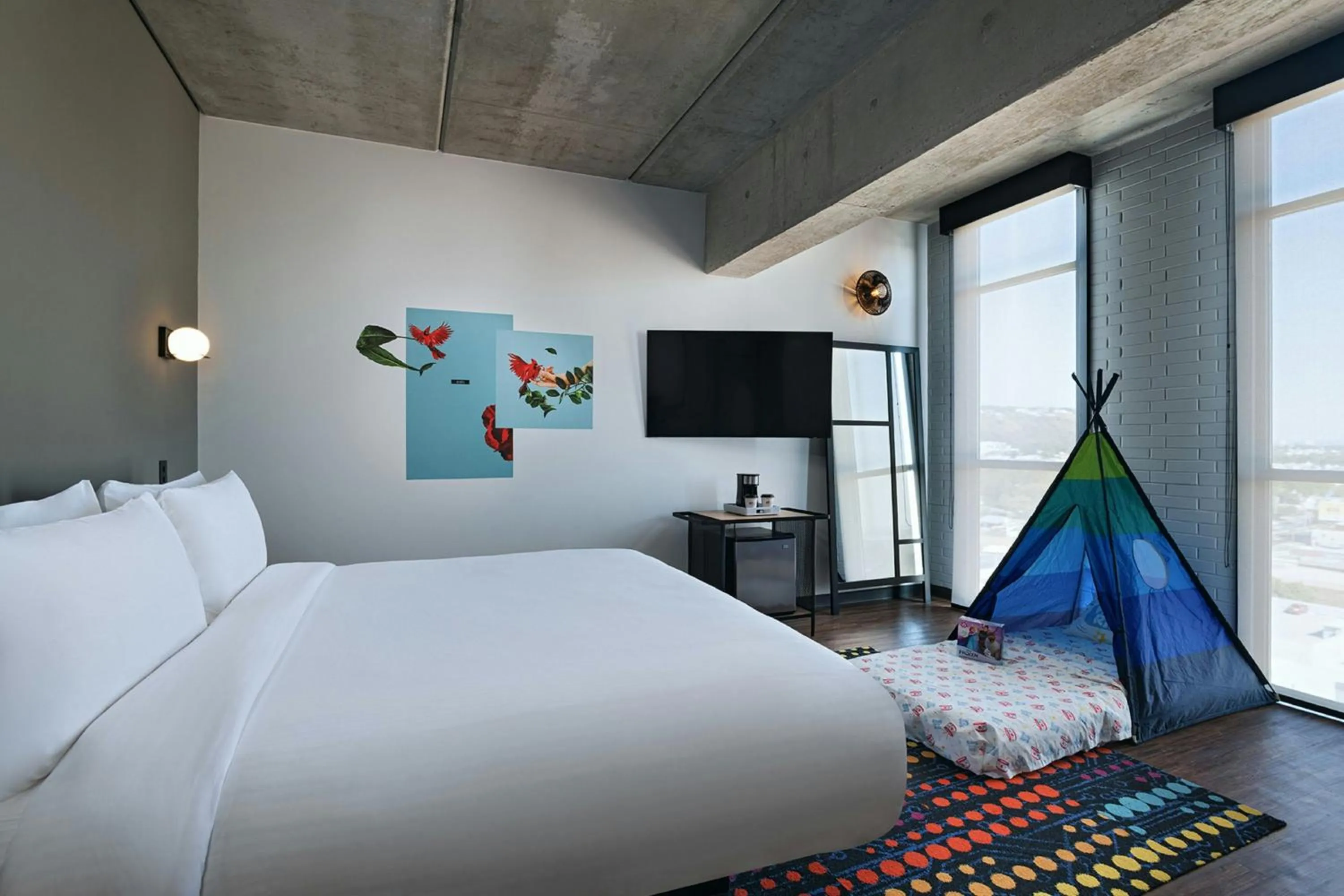 Photo of the whole room, Bed in Aloft Guadalajara Sur