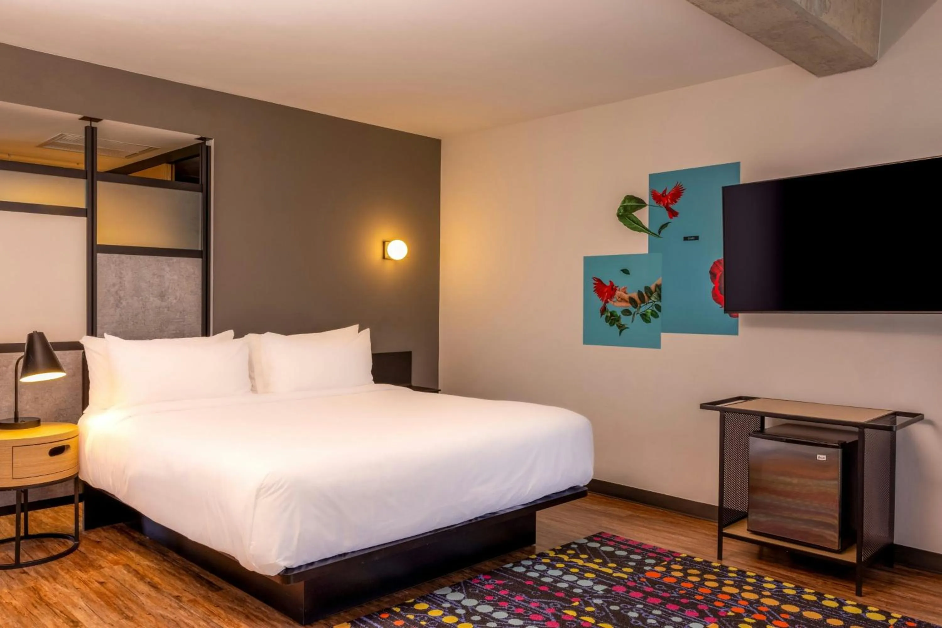 Photo of the whole room, Bed in Aloft Guadalajara Sur