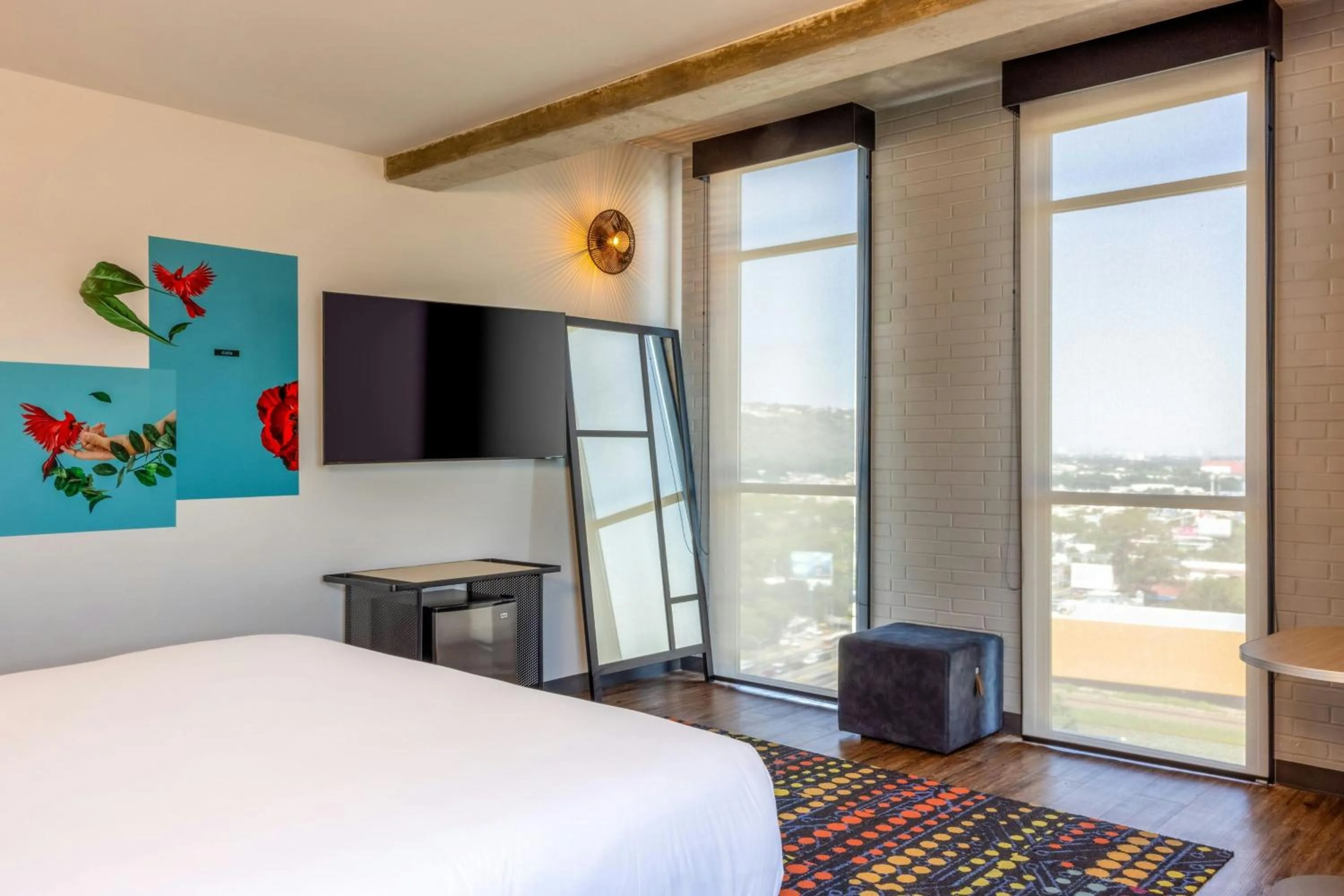 Photo of the whole room, Bed in Aloft Guadalajara Sur