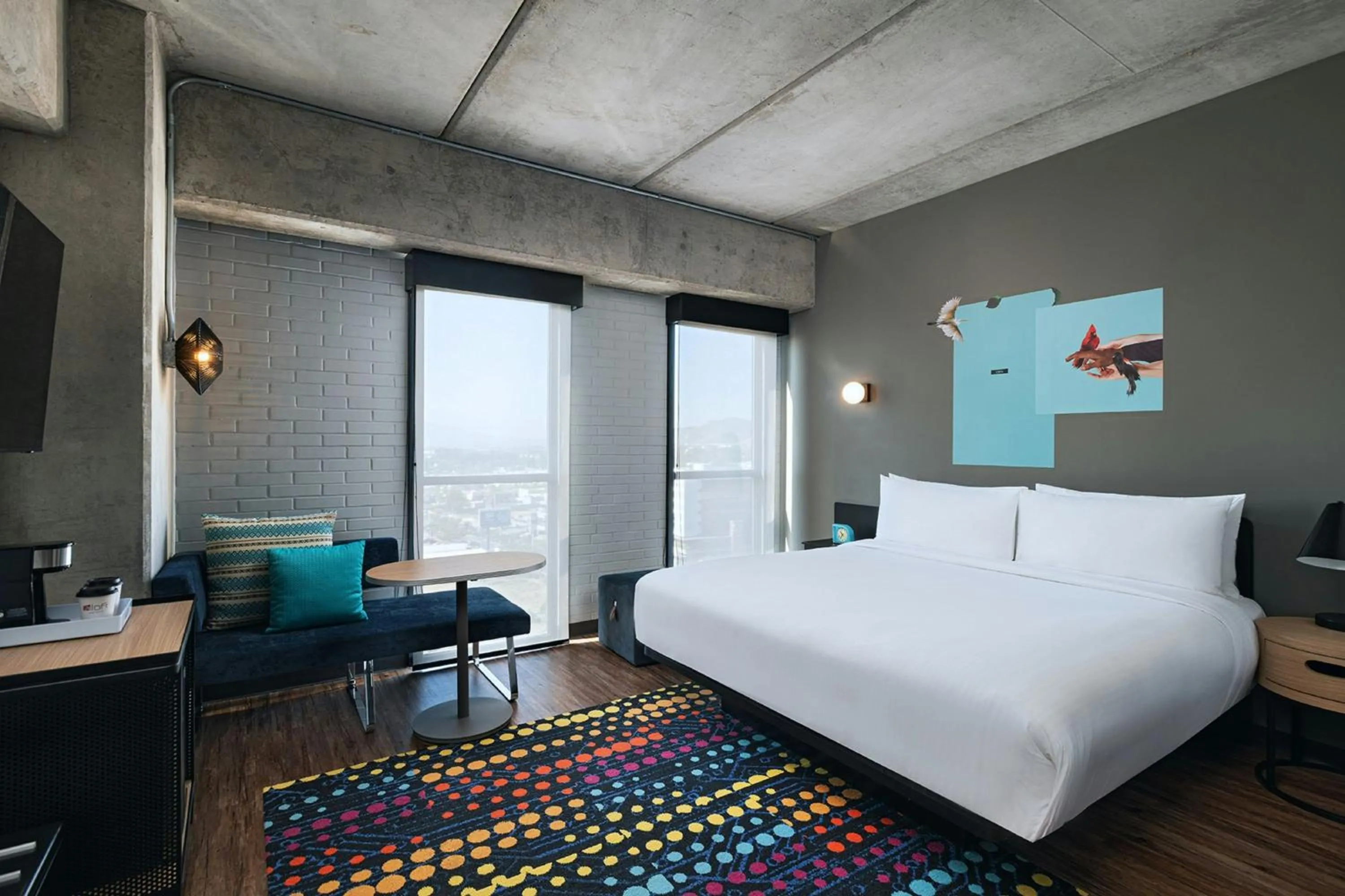 Photo of the whole room, Bed in Aloft Guadalajara Sur