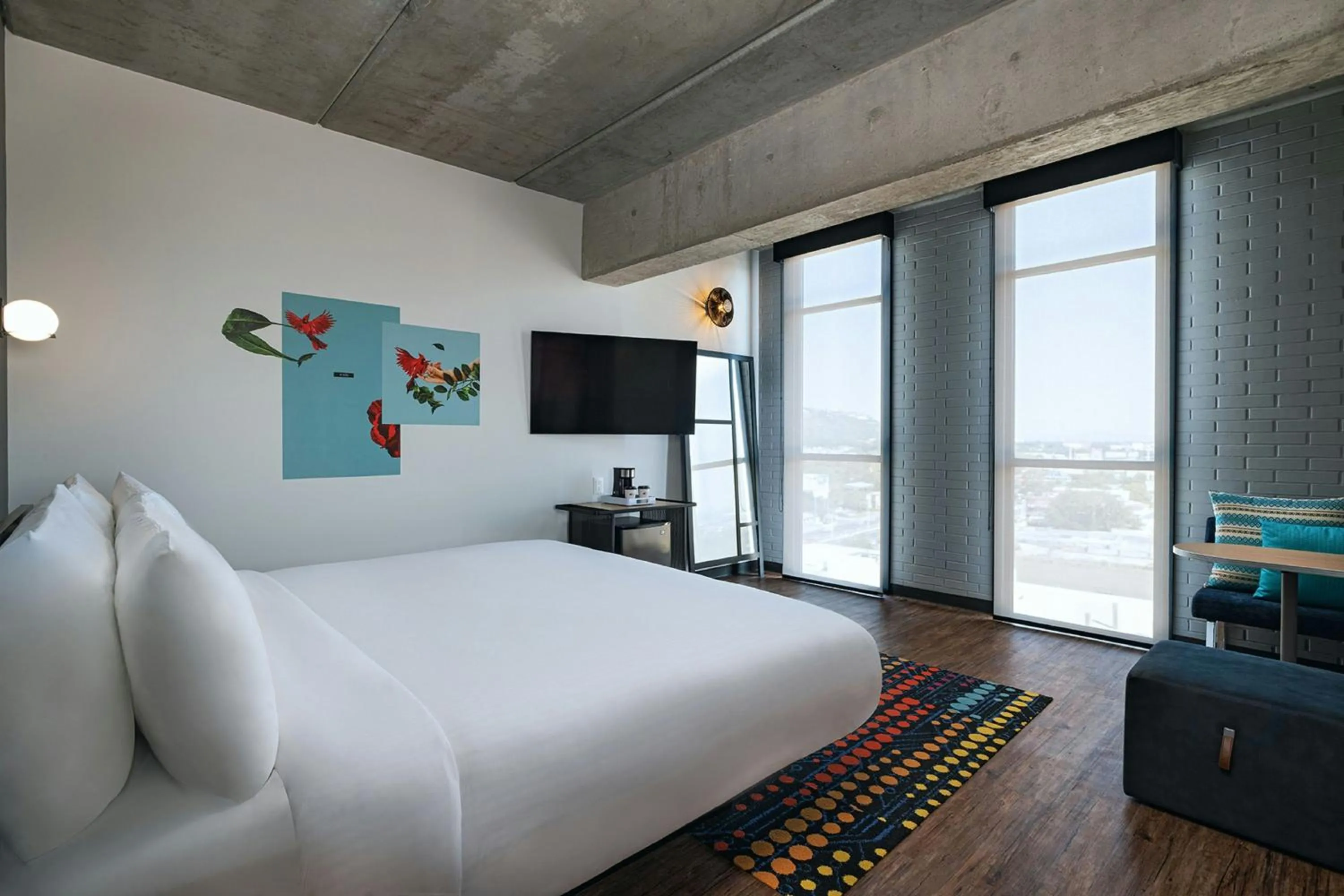 Photo of the whole room, Bed in Aloft Guadalajara Sur