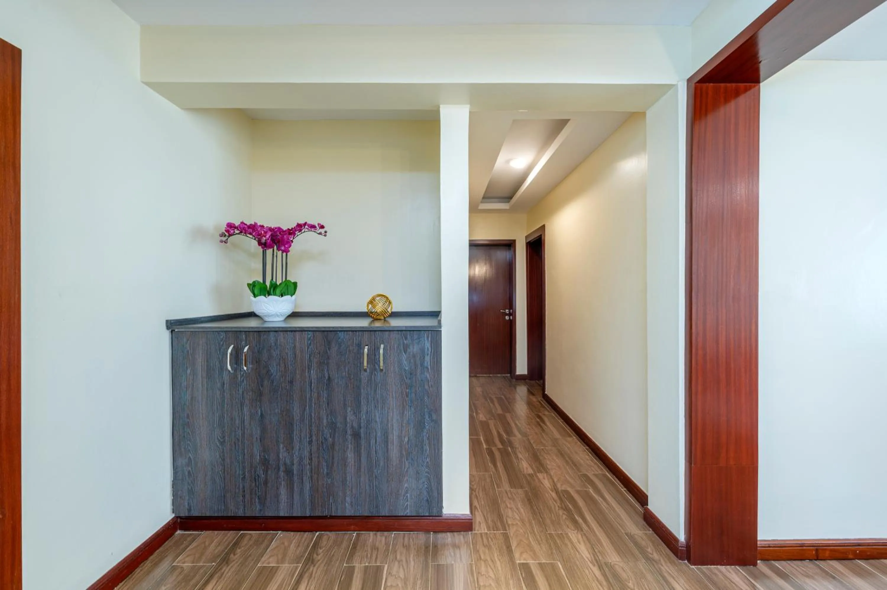 microwave in Roma Court Serviced Apartments