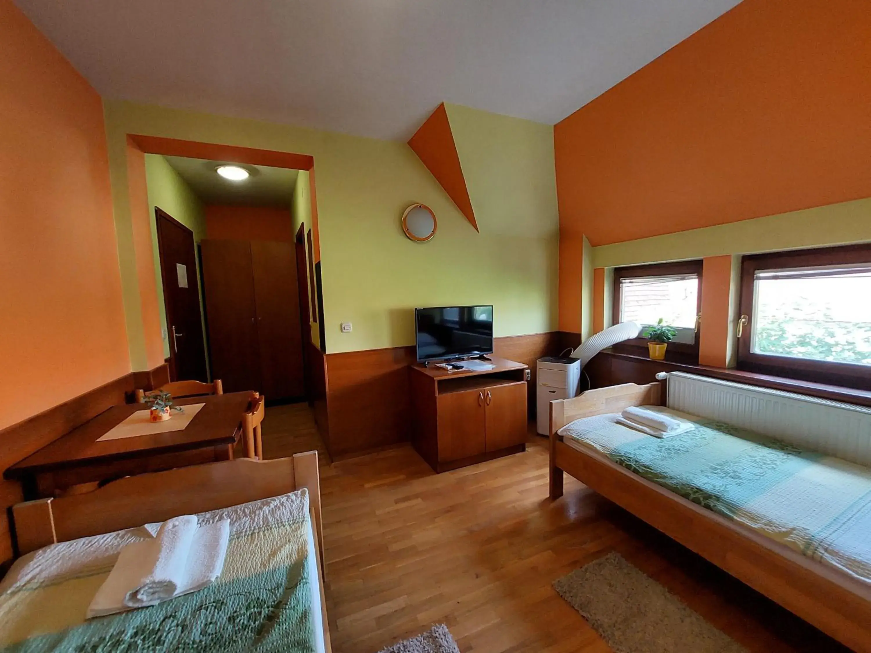 Twin Room with Private Bathroom - single occupancy in CBB Rooms Twin Room with Private Bathroom - single occupancy in CBB Rooms