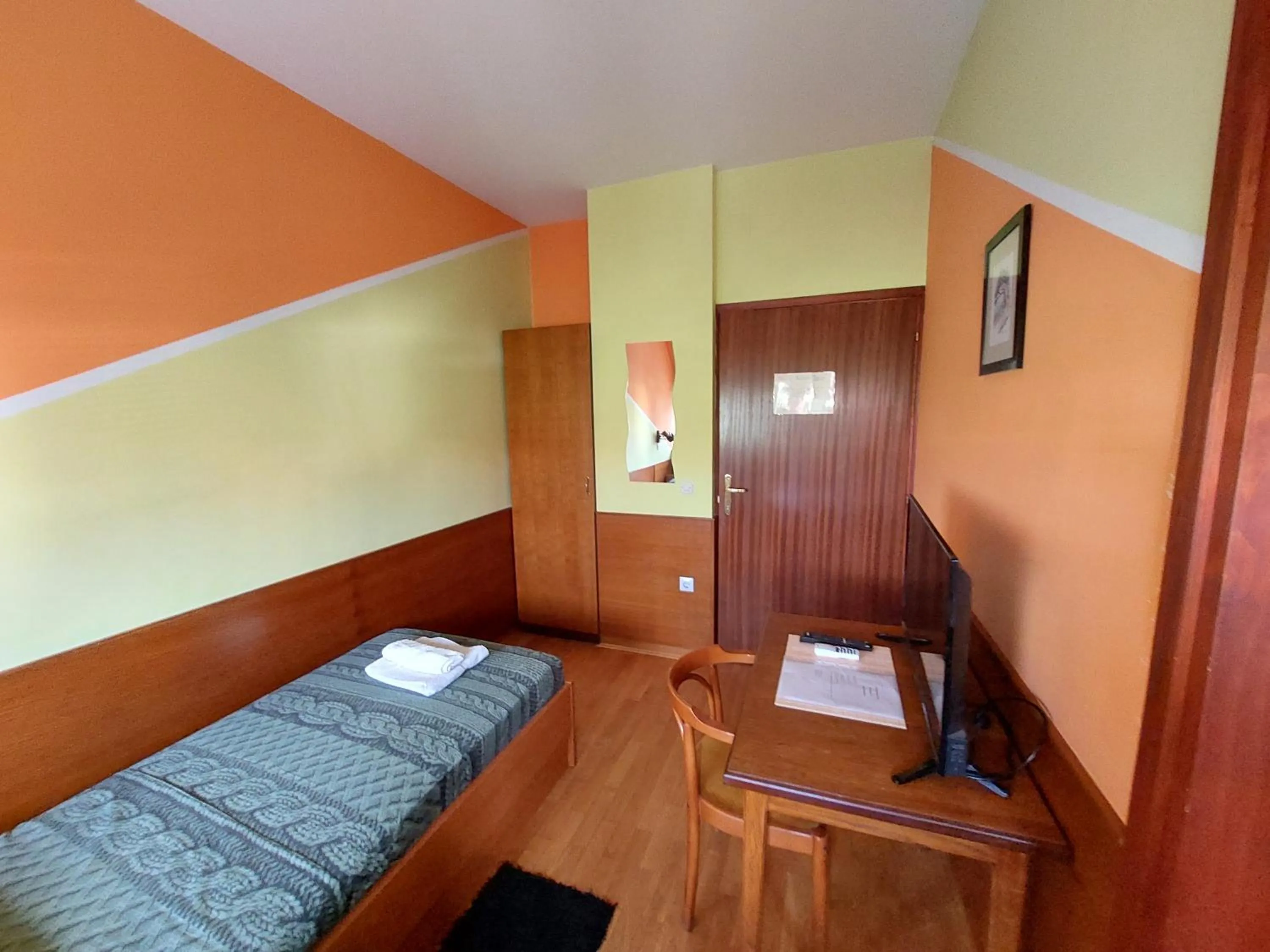 Single Room with Bathroom - single occupancy in CBB Rooms