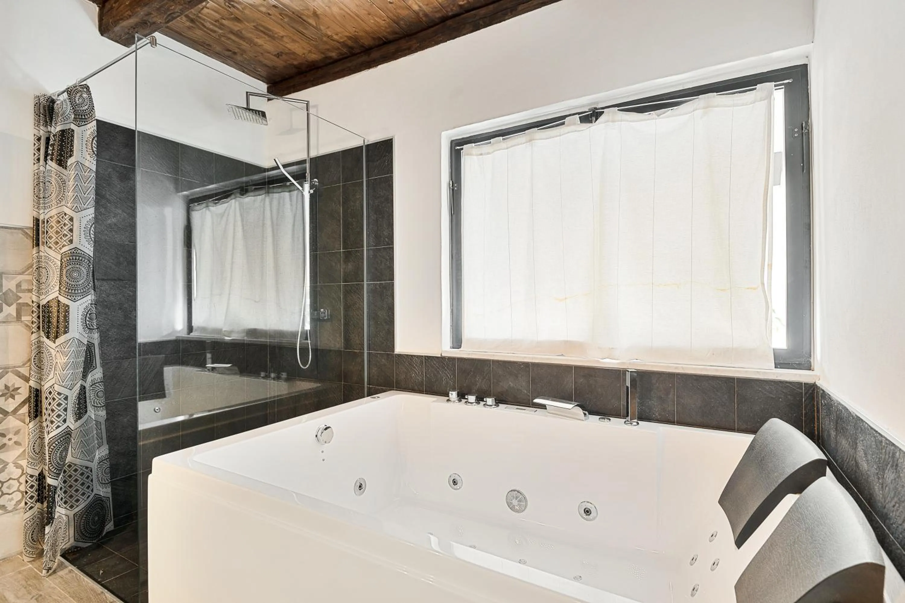 Bathroom, Bed in Ippotur Medieval Resort