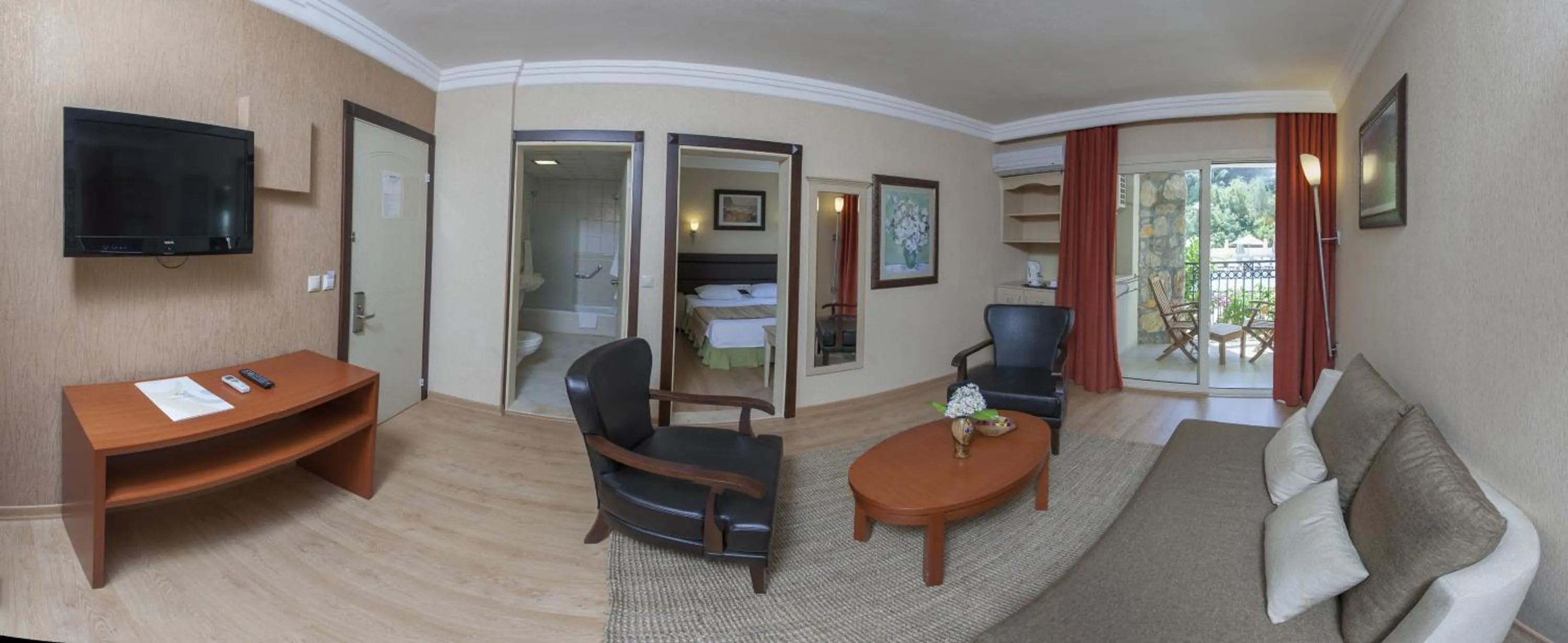 Living room in Julian Forest Suites