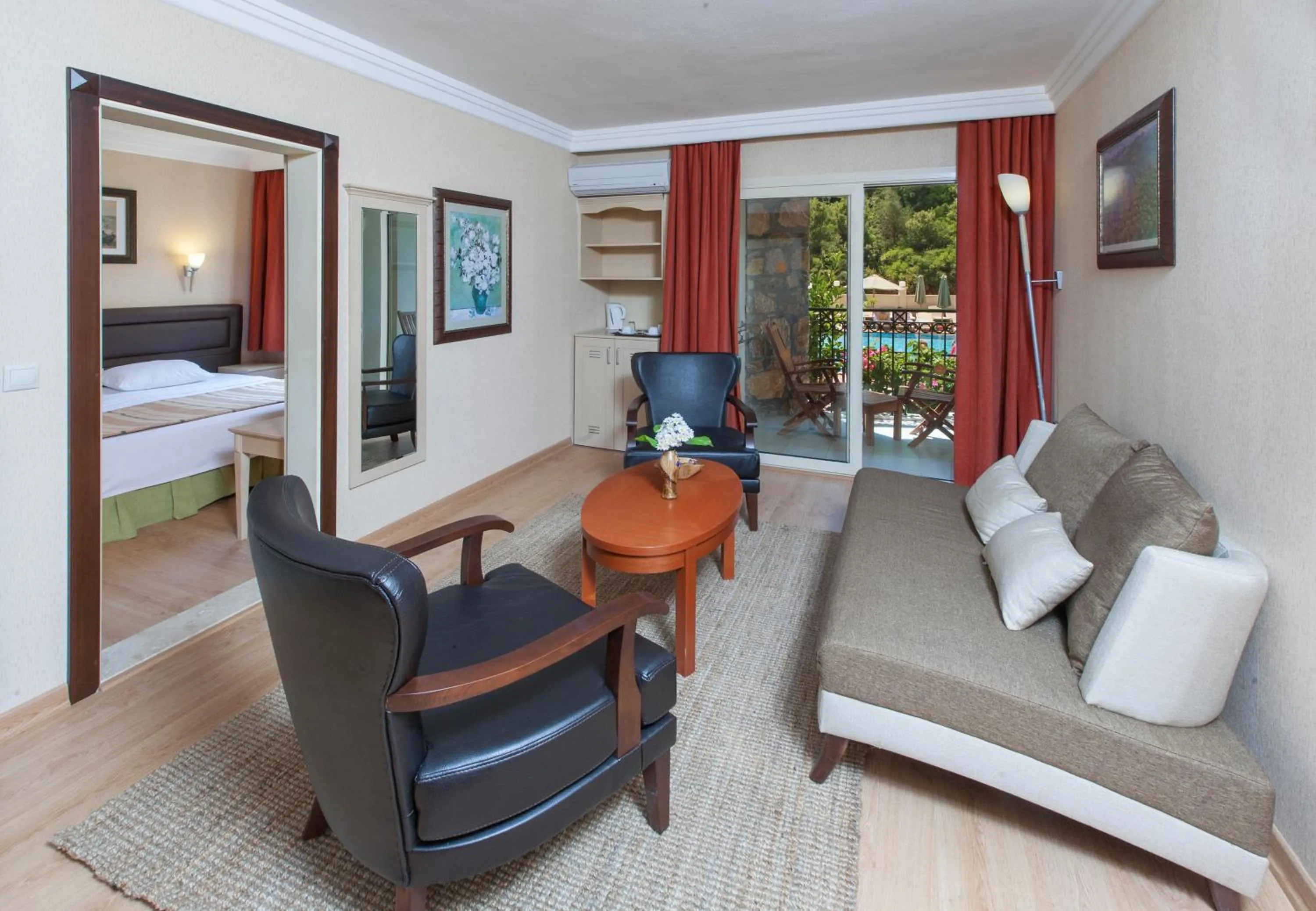 Living room in Julian Forest Suites