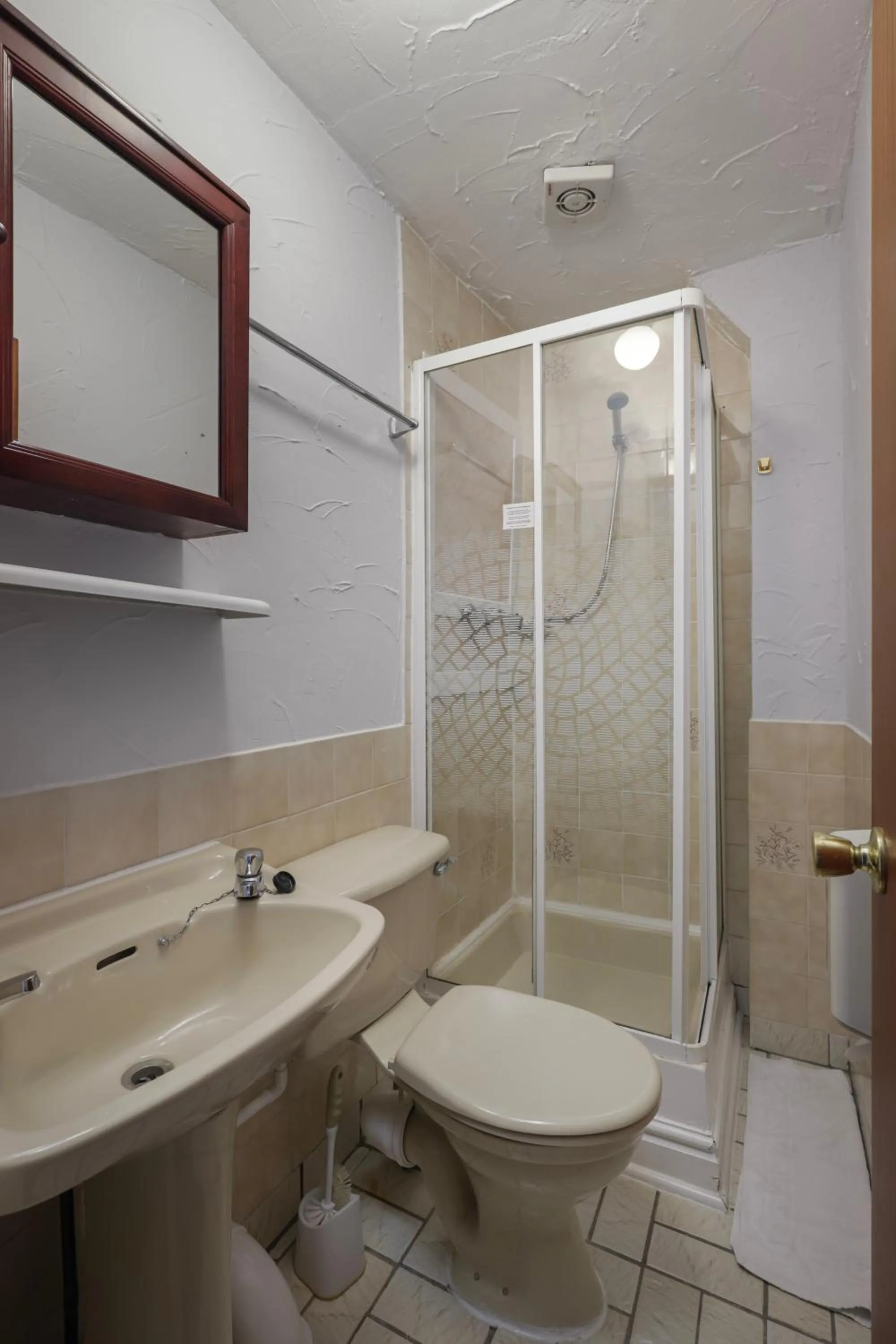 Shower in Royal Oakwell Hotel