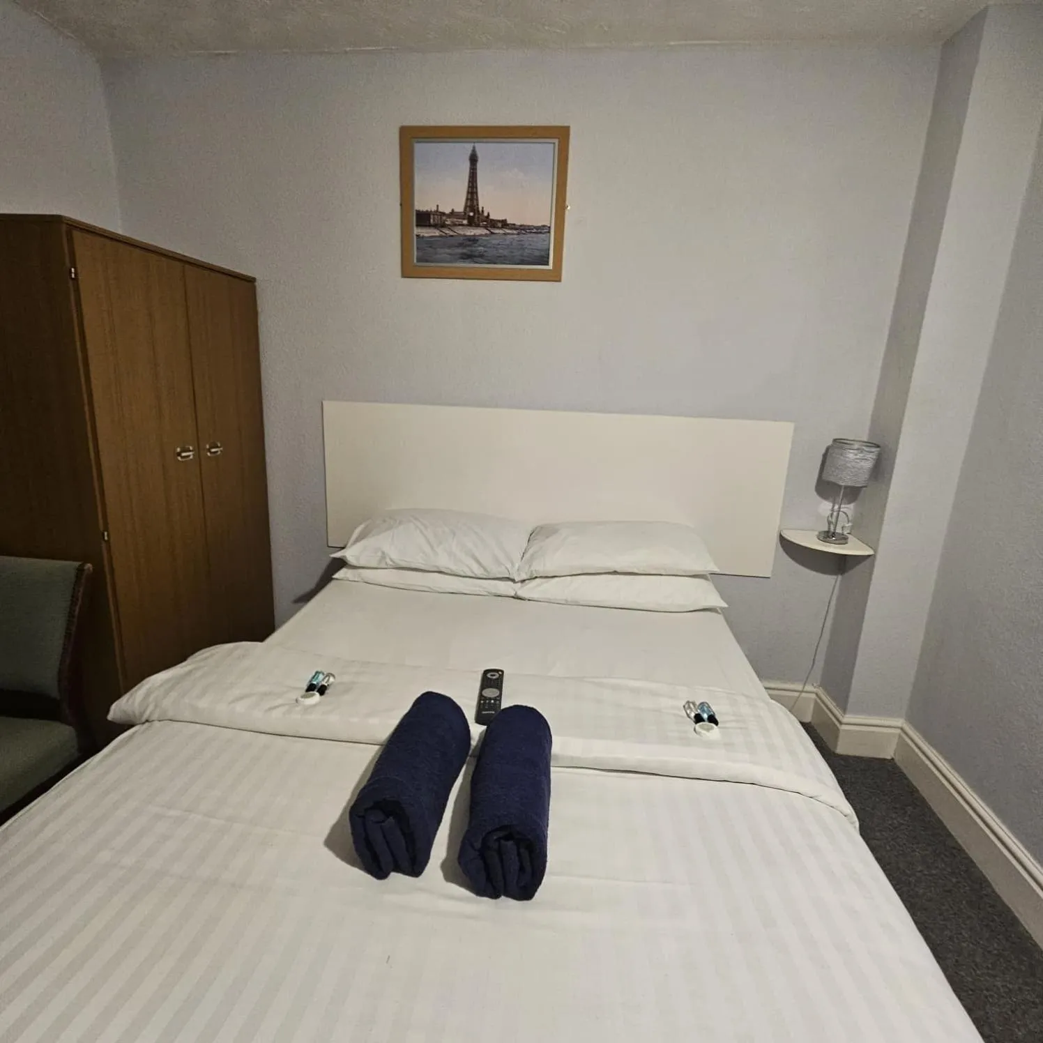 Bed in Royal Oakwell Hotel