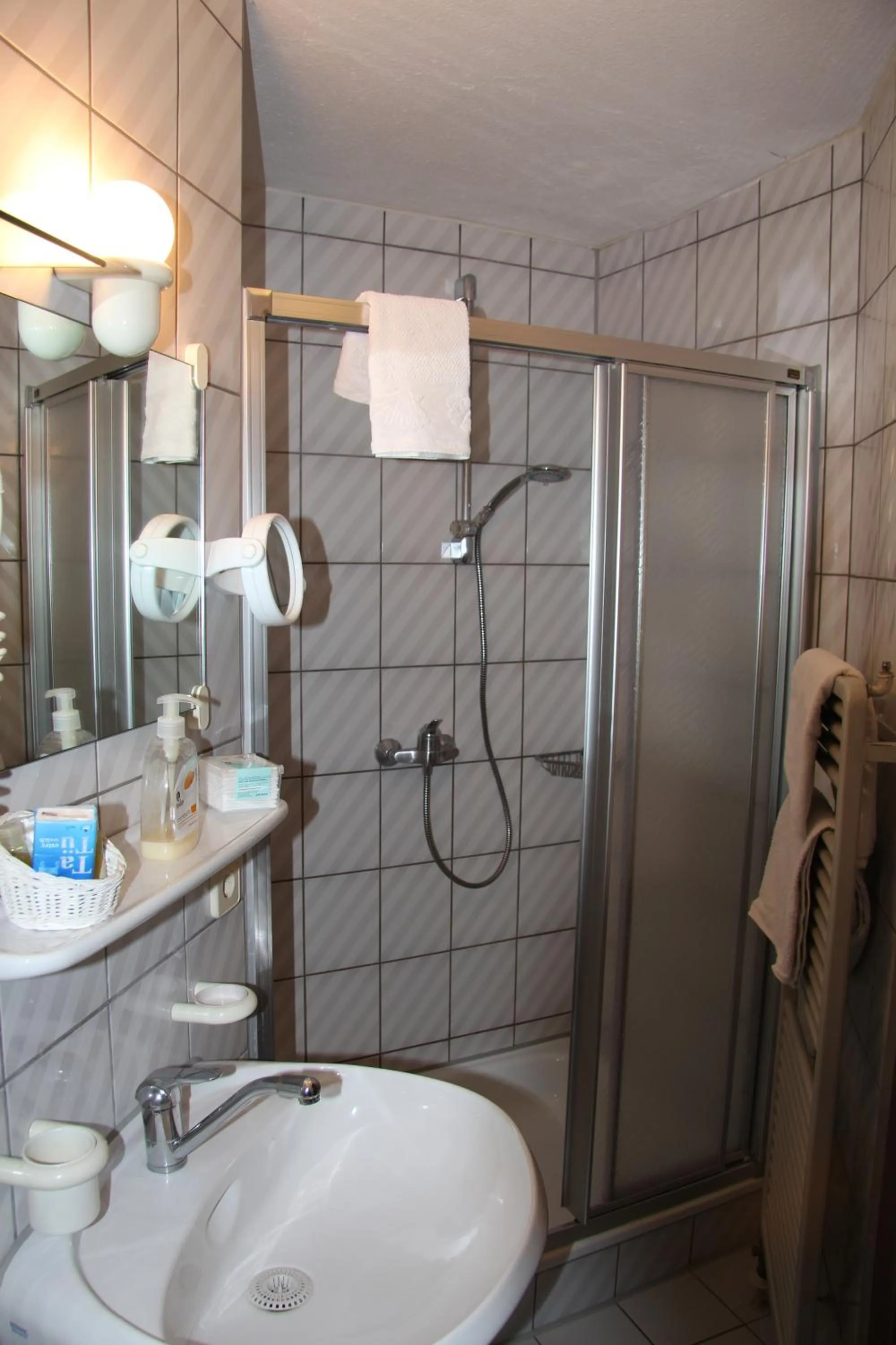 Shower in Hotel am Schloss Neuenstein