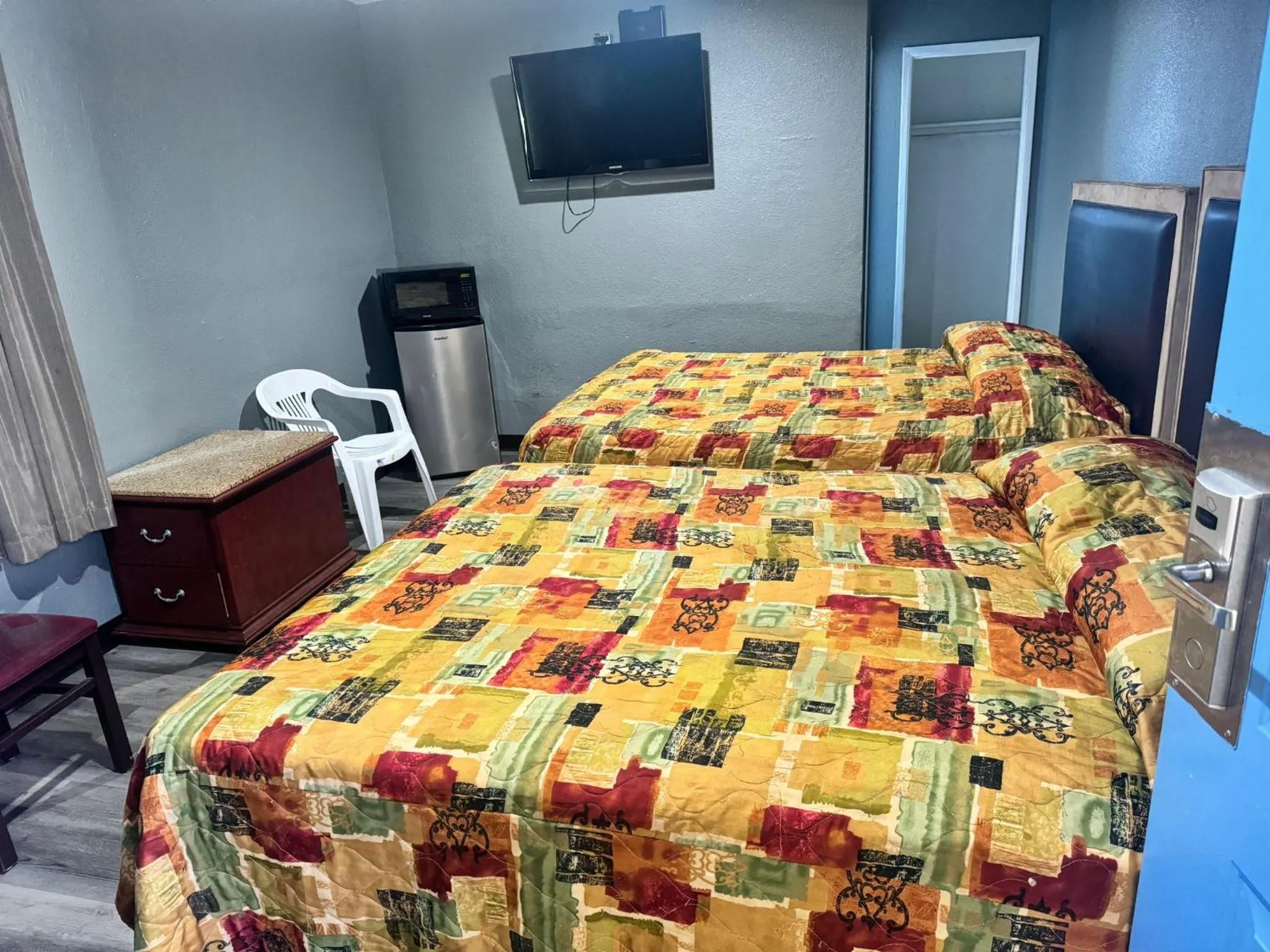 Bed in King Castle Motel