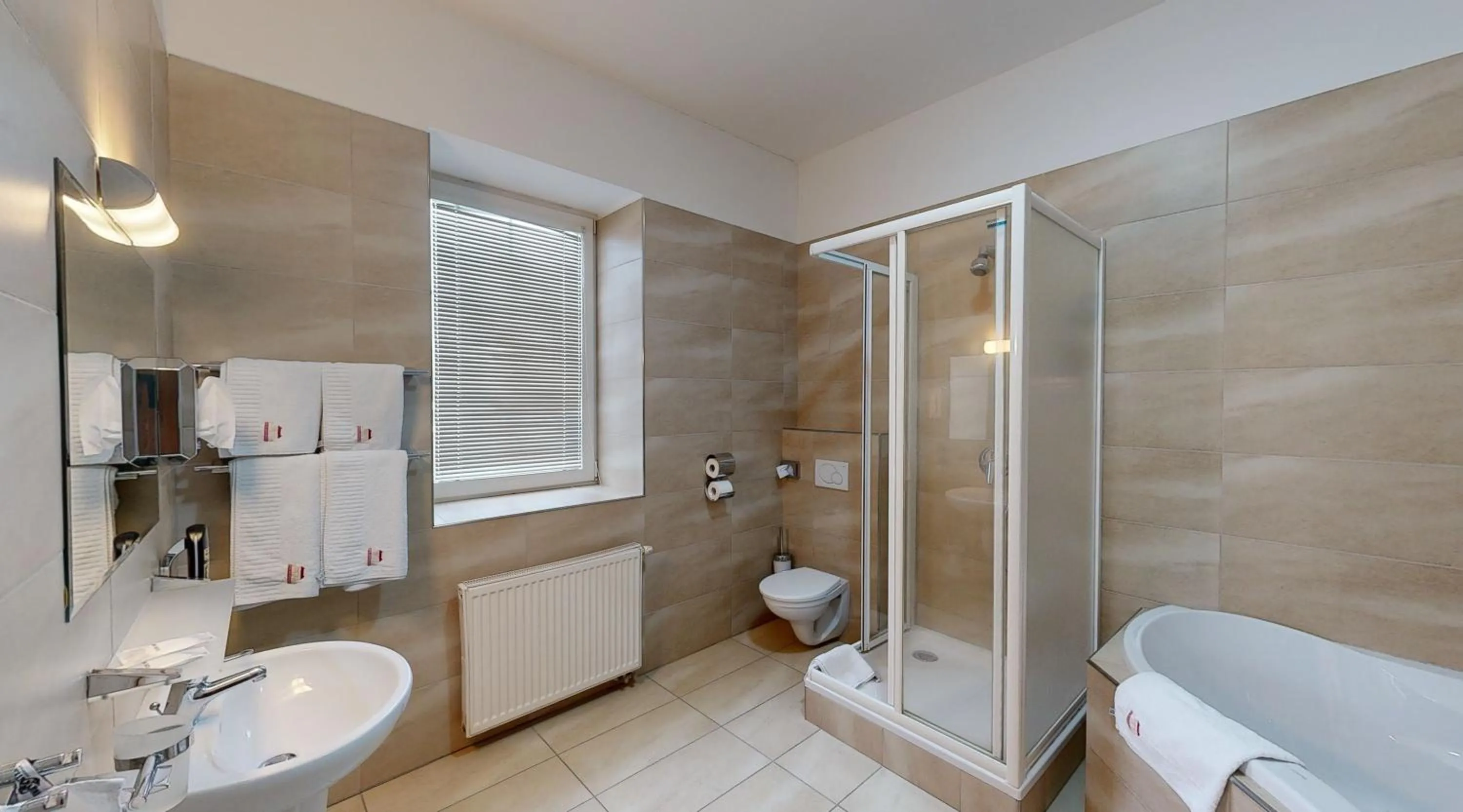 Bath in Klaudia's Hotel & Restaurant at Golf Resort, Bač Šamorín