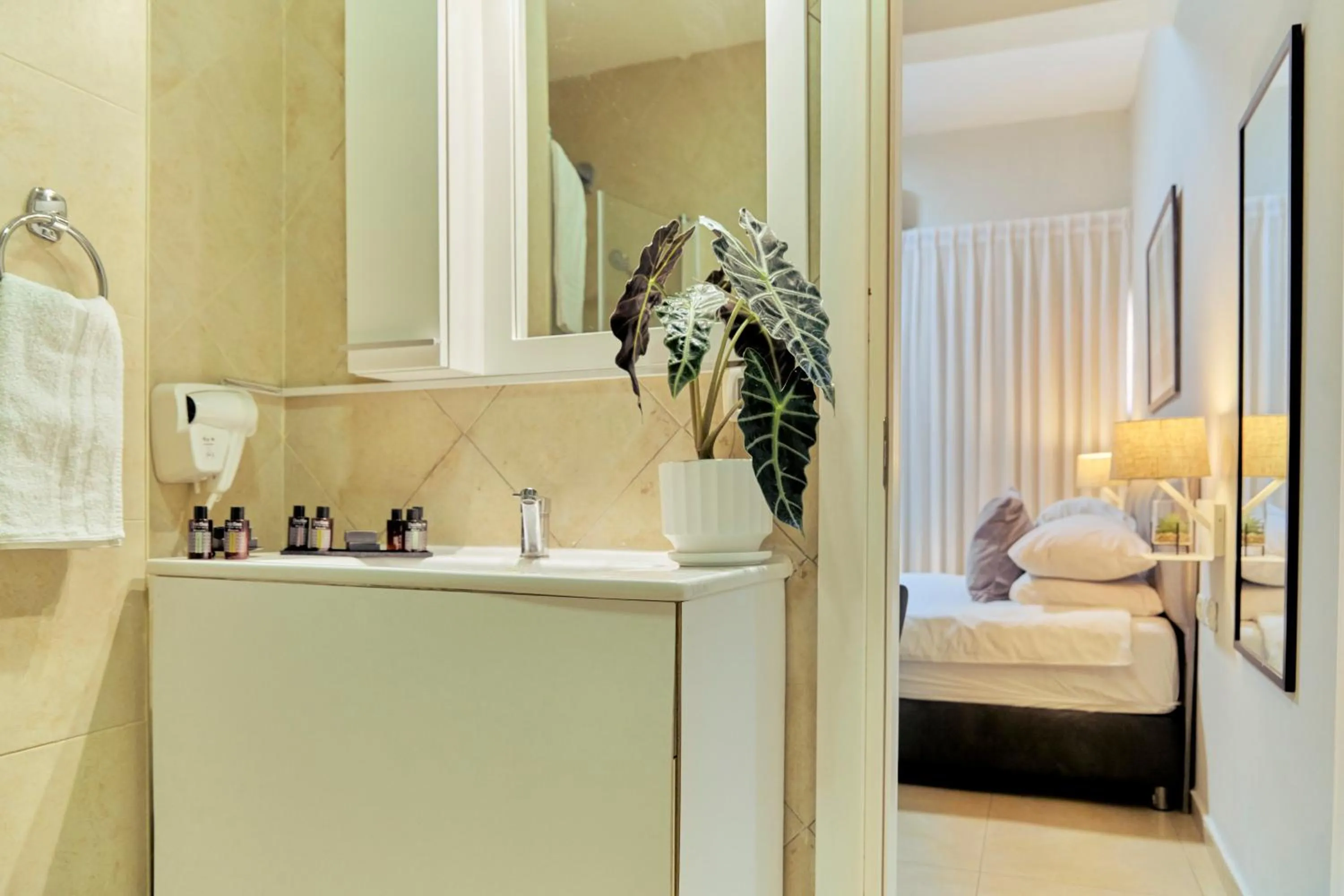 Bathroom, Bed in H7 TLV