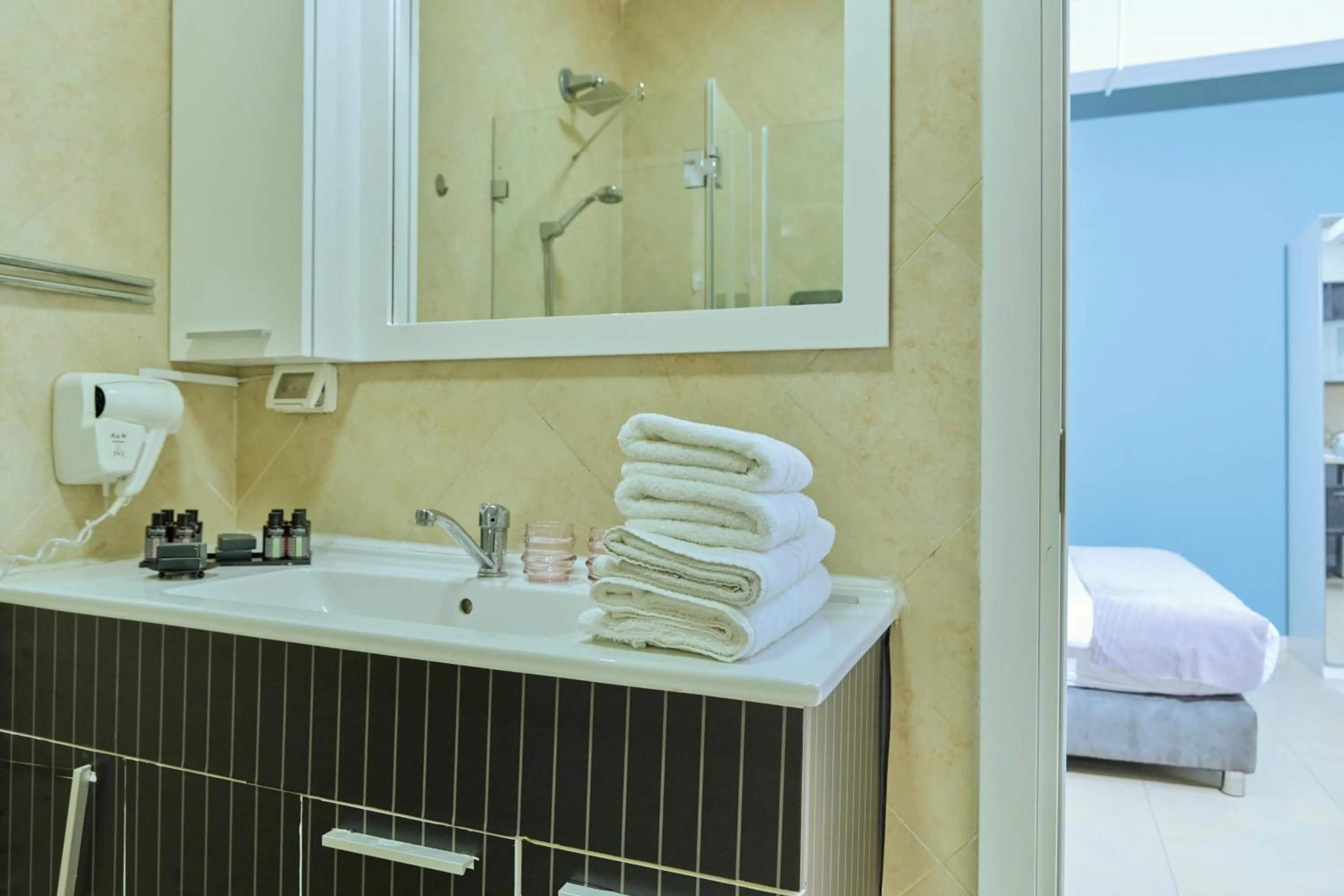 Bathroom, Bed in H7 TLV