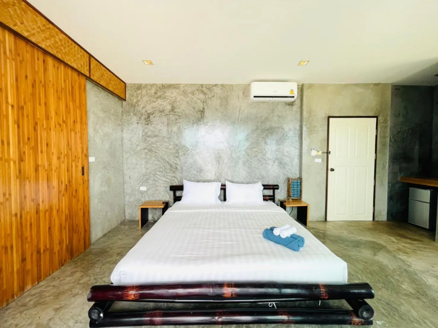 Bed in The Sea Resort Haad Rin