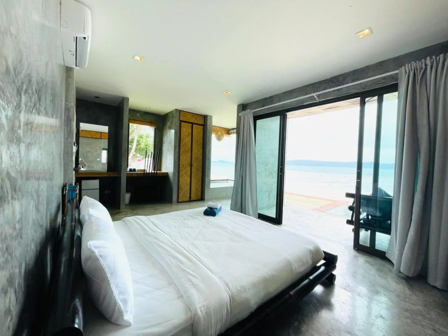 Photo of the whole room, Bed in The Sea Resort Haad Rin