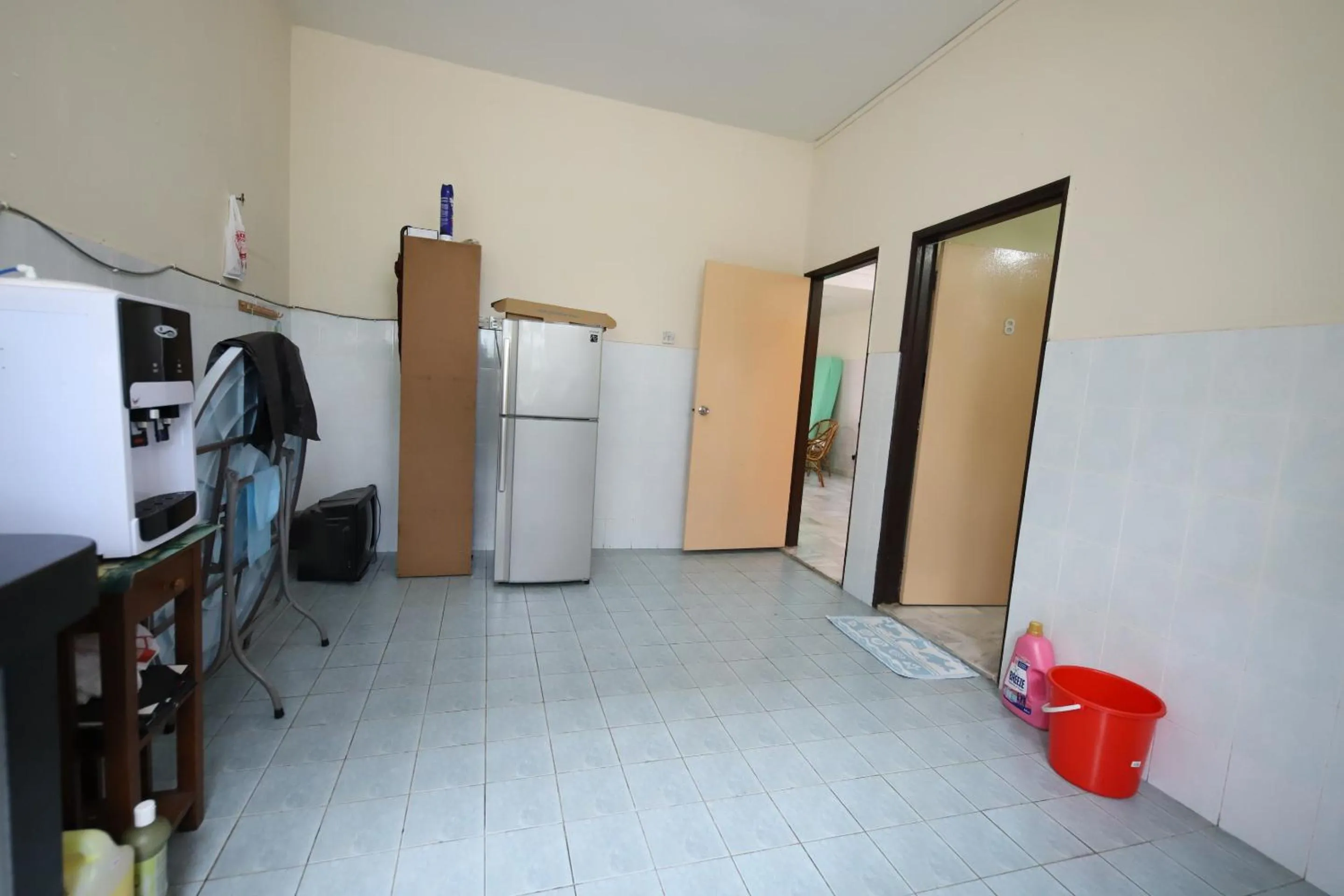 Kitchen or kitchenette in OYO Homes 90575 CK Bahau Homestay