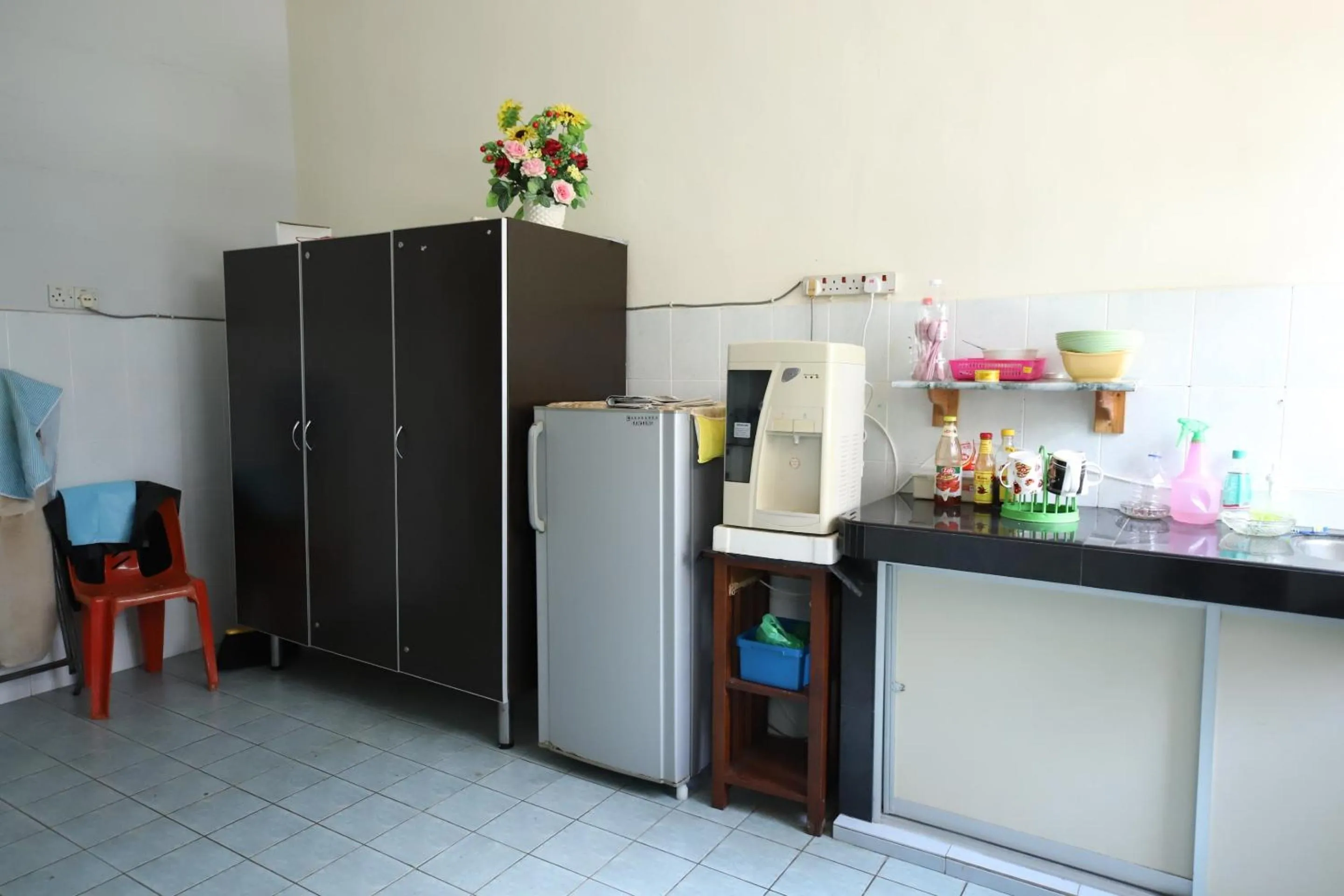 Kitchen or kitchenette in OYO Homes 90575 CK Bahau Homestay
