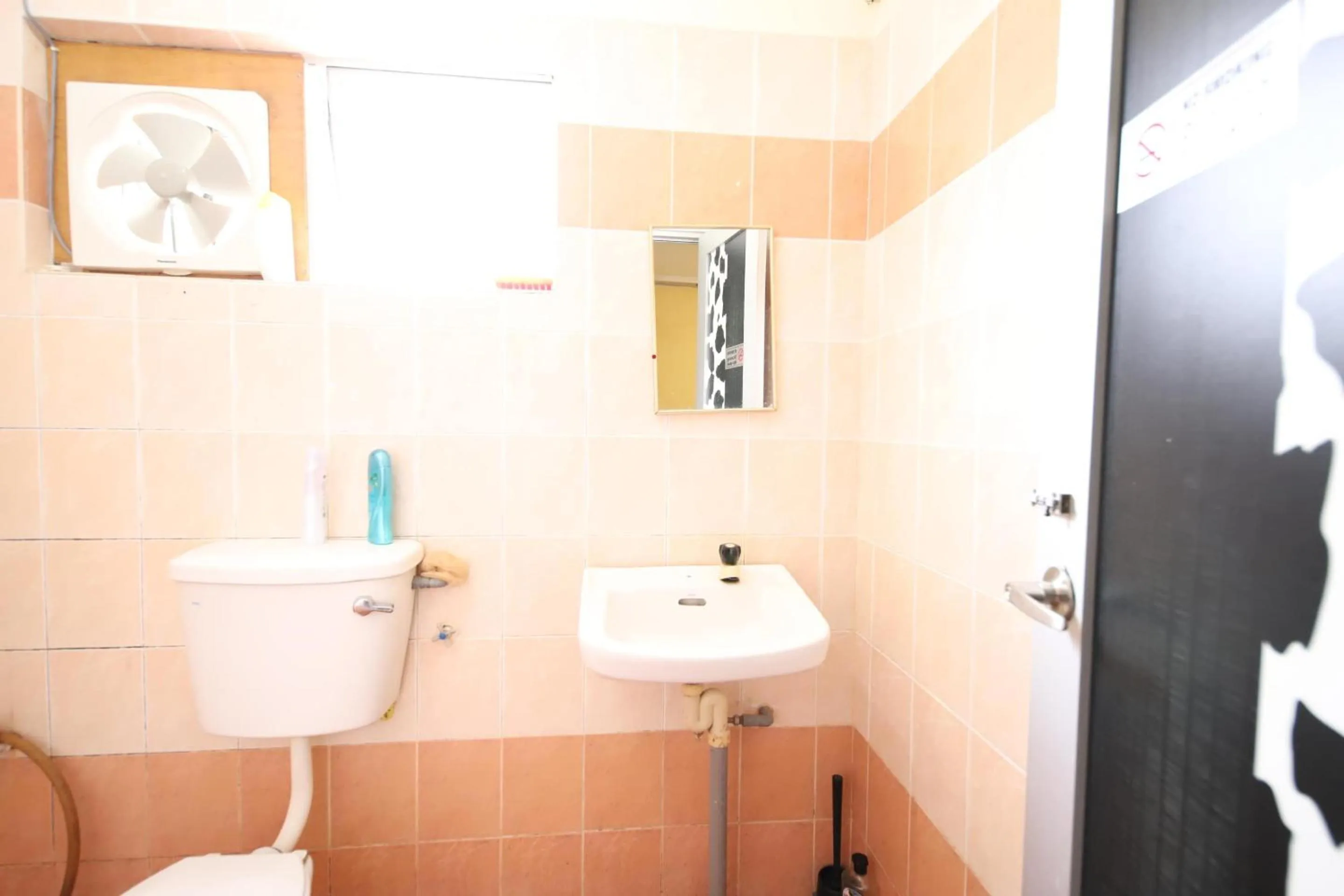 Bathroom in OYO Homes 90575 CK Bahau Homestay