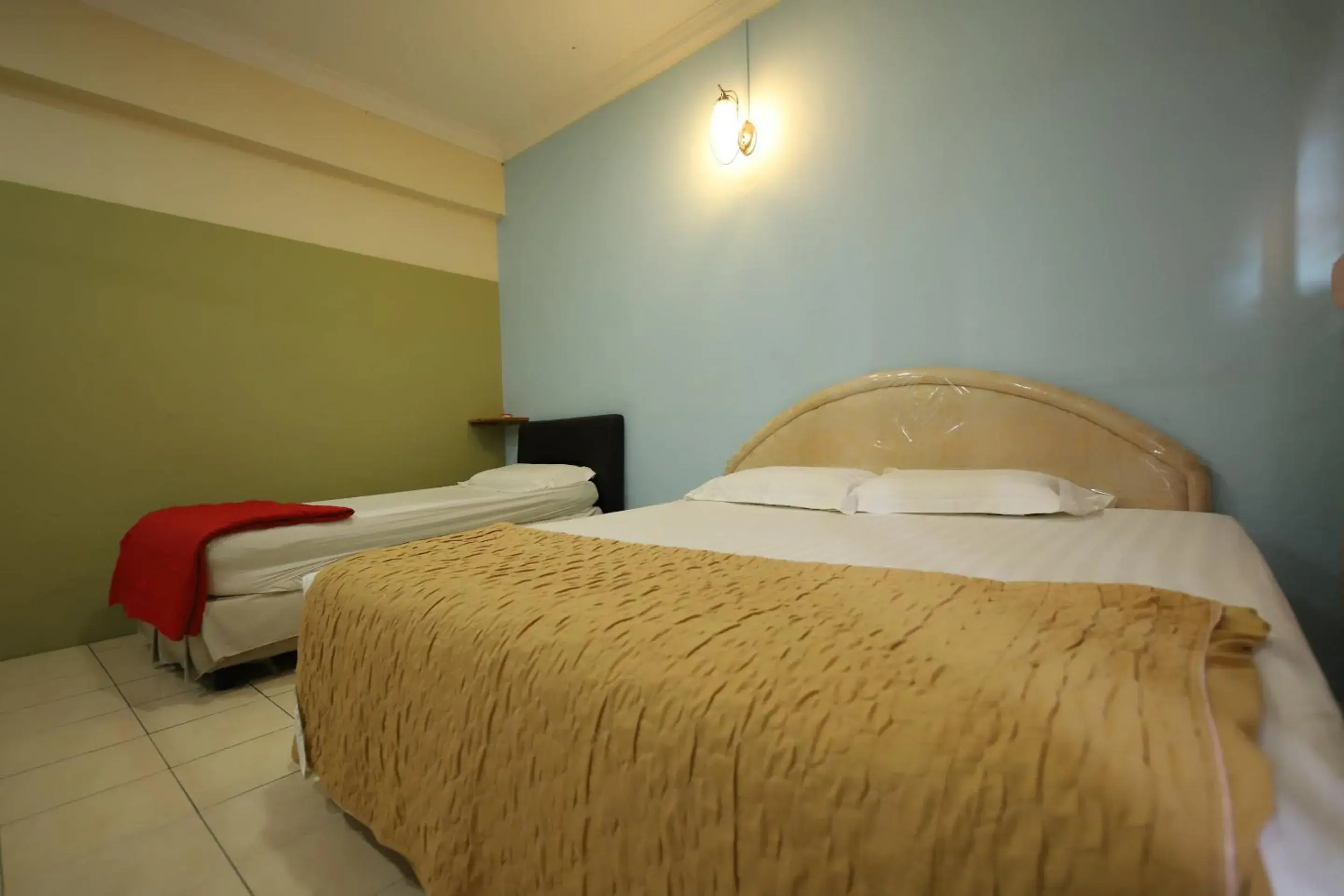 Triple Room with Private Bathroom - single occupancy in OYO Homes 90575 CK Bahau Homestay Triple Room with Private Bathroom - single occupancy in OYO Homes 90575 CK Bahau Homestay