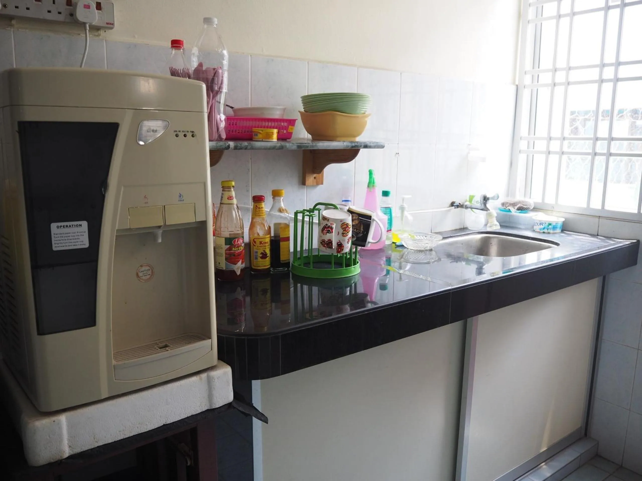 Kitchen or kitchenette in OYO Homes 90575 CK Bahau Homestay