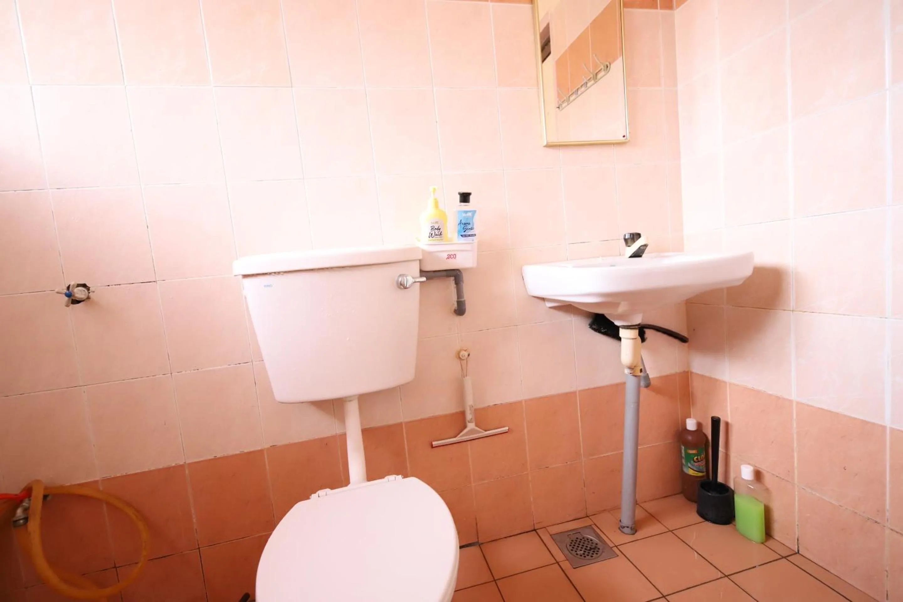 Bathroom in OYO Homes 90575 CK Bahau Homestay