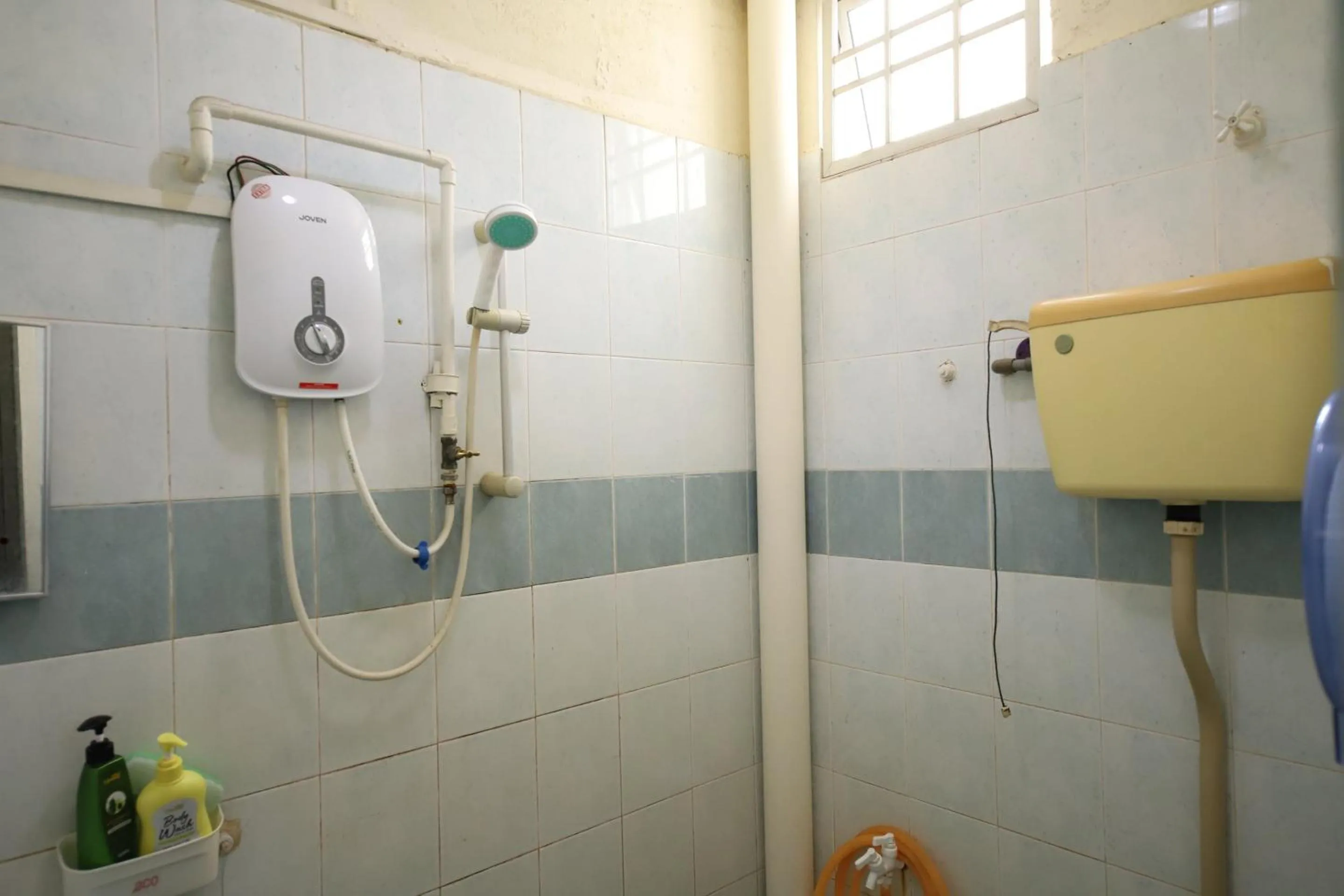 Bathroom in OYO Homes 90575 CK Bahau Homestay