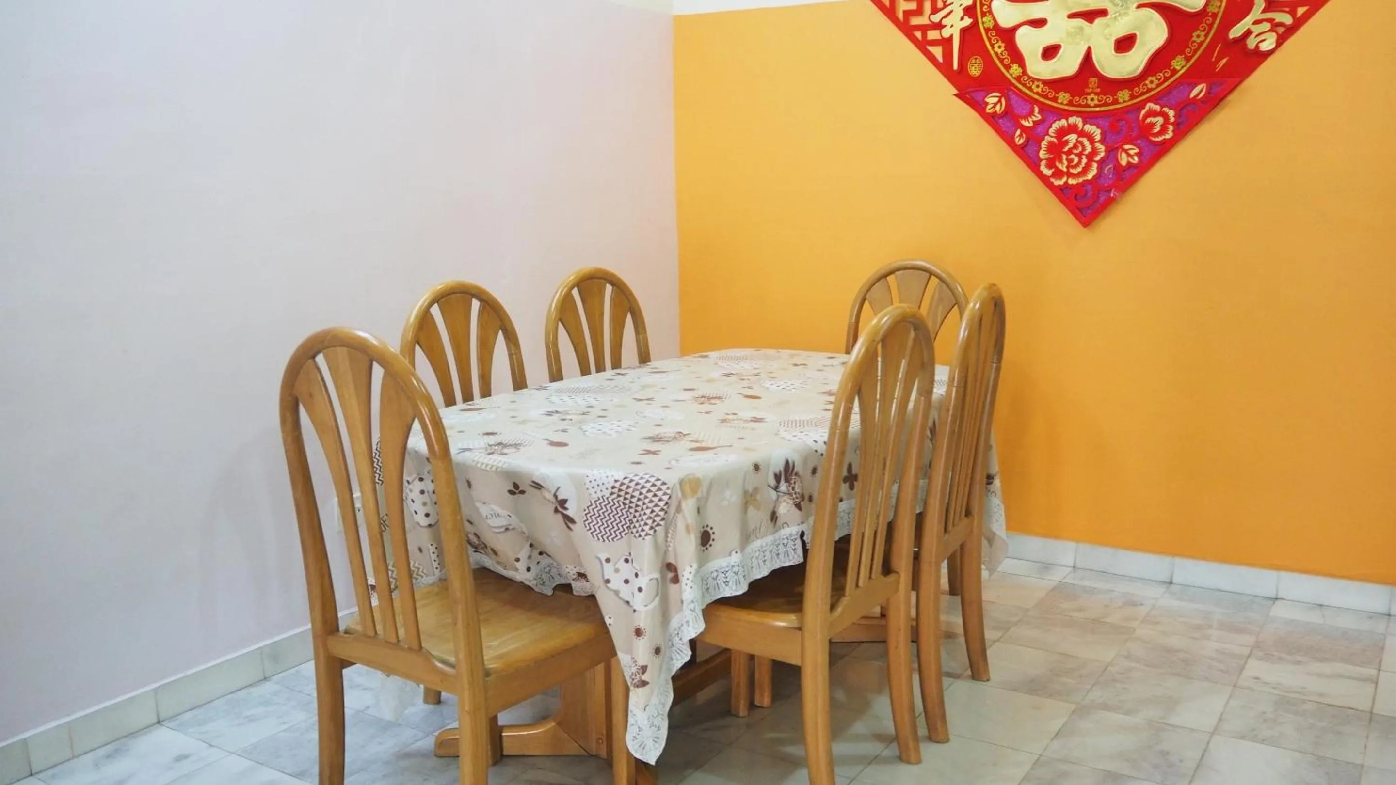 Dining area in OYO Homes 90575 CK Bahau Homestay