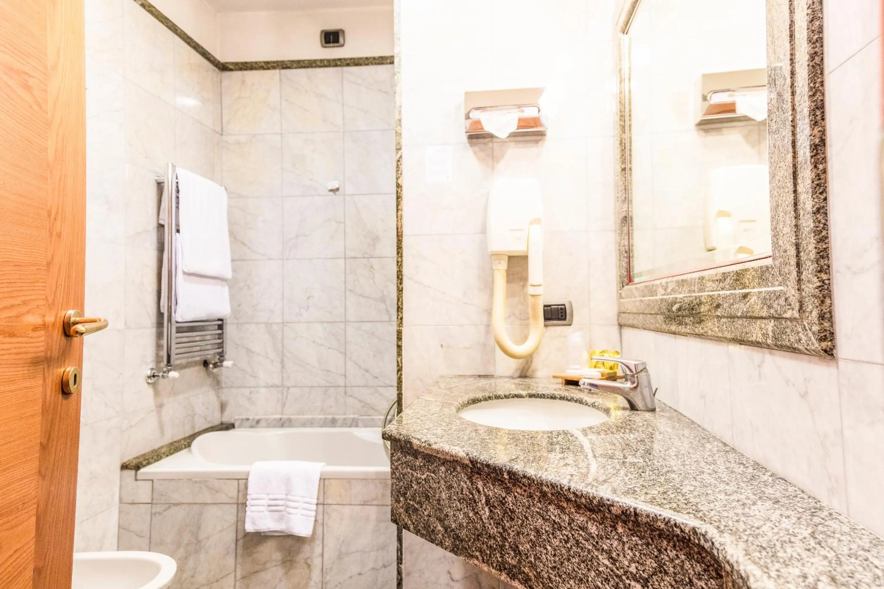 Bathroom in Hotel Giolli Nazionale