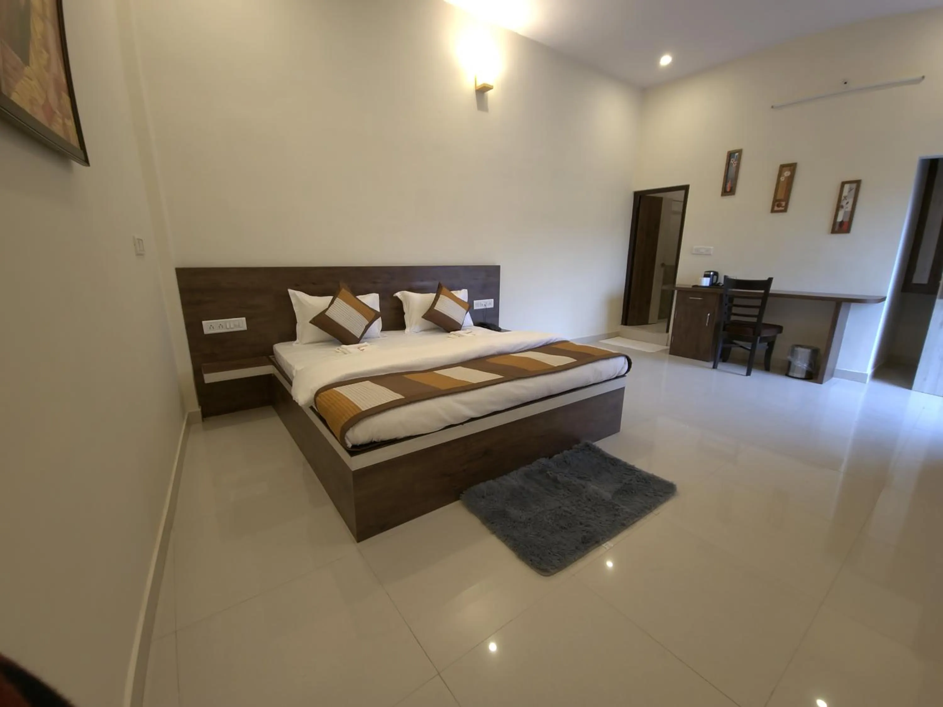 Photo of the whole room in Green Club Farm