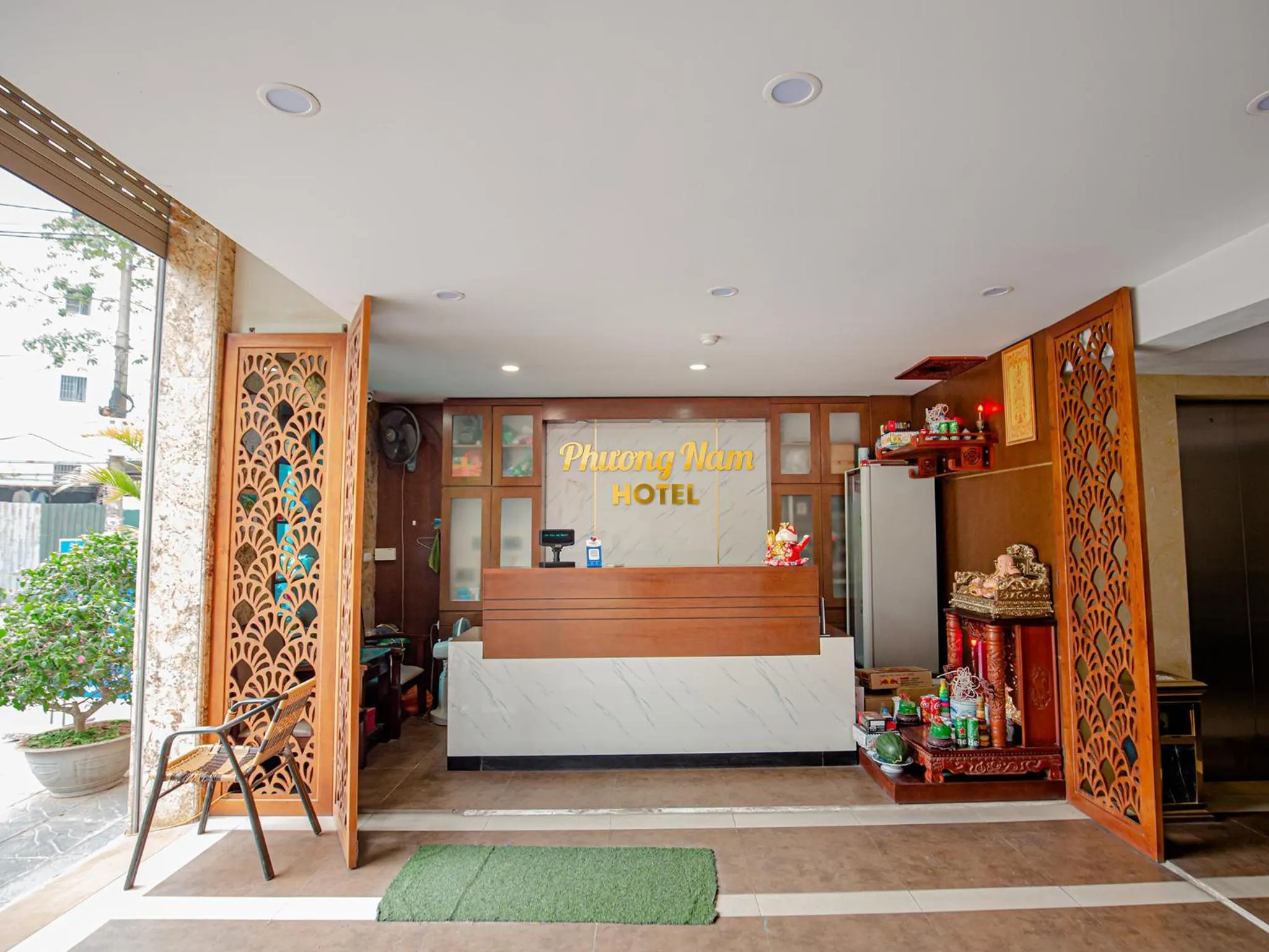 Staff in Phuong Nam Luxury Hotel Long Bien