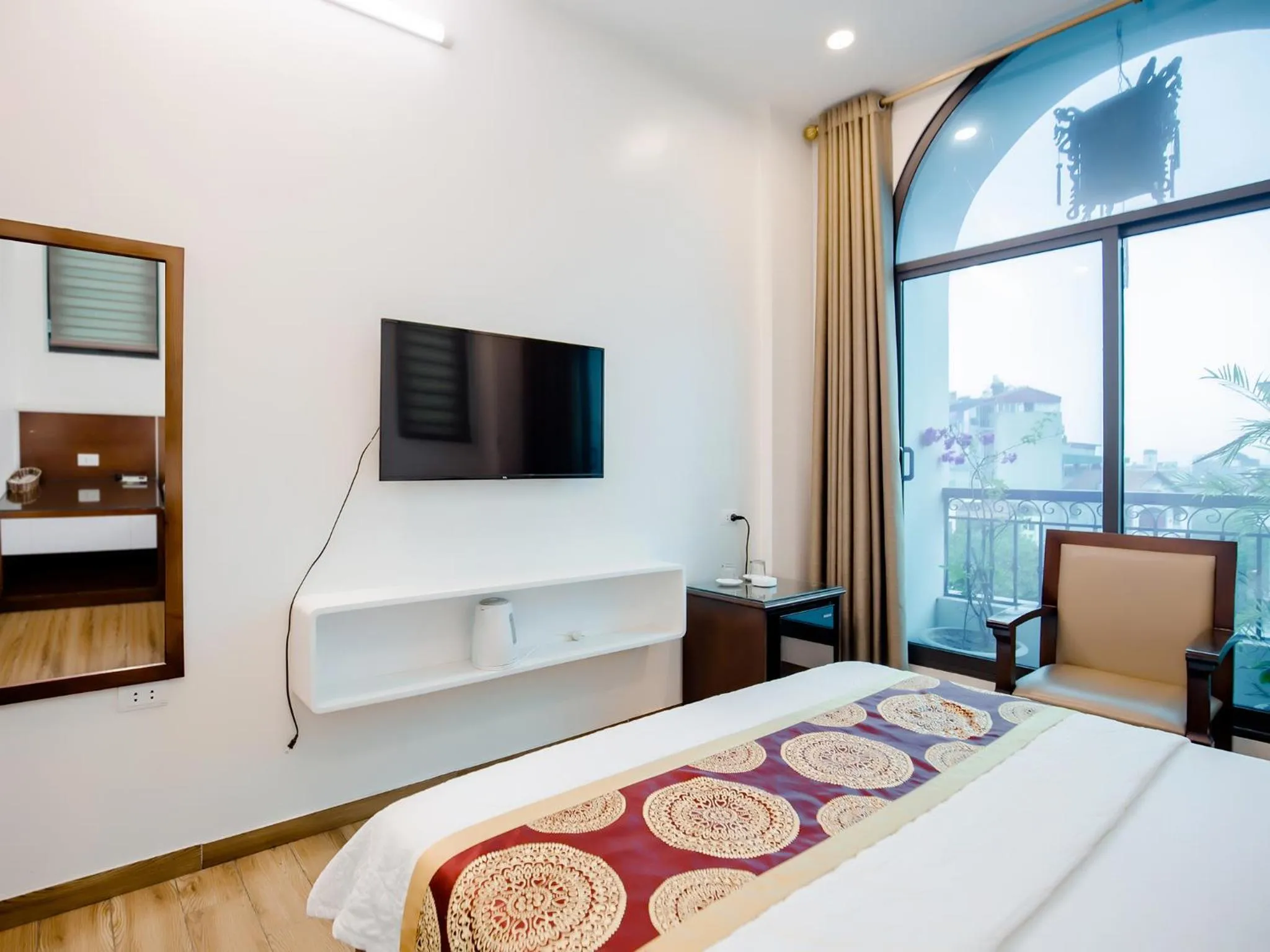 Photo of the whole room, Bed in Phuong Nam Luxury Hotel Long Bien