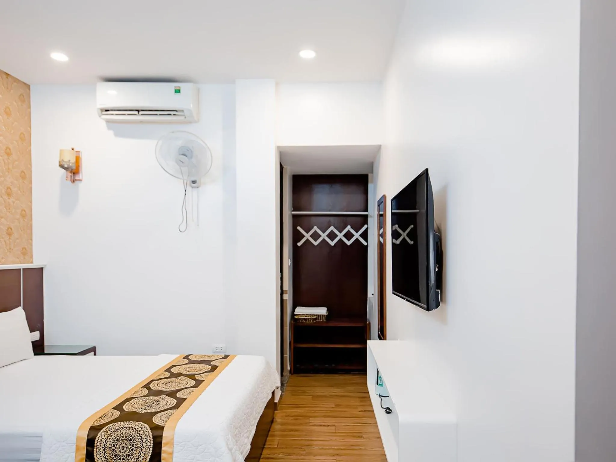 Photo of the whole room, Bed in Phuong Nam Luxury Hotel Long Bien