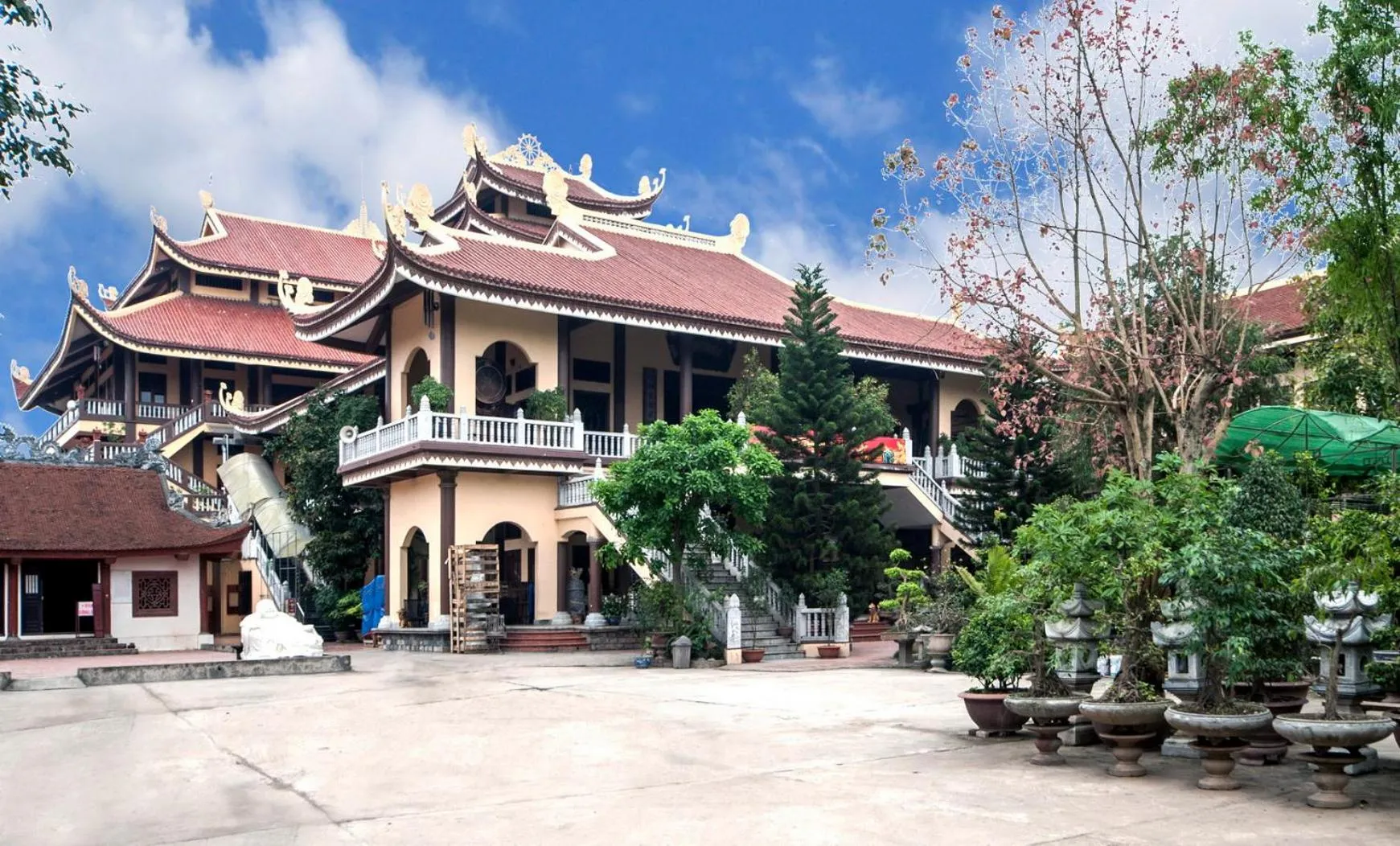 Nearby landmark in Phuong Nam Luxury Hotel Long Bien