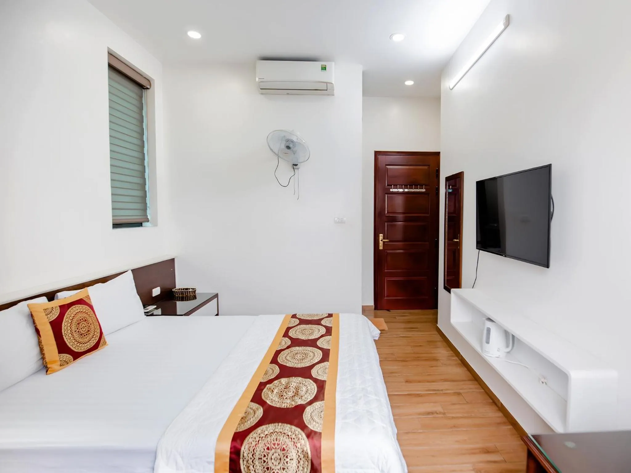 Photo of the whole room, Bed in Phuong Nam Luxury Hotel Long Bien