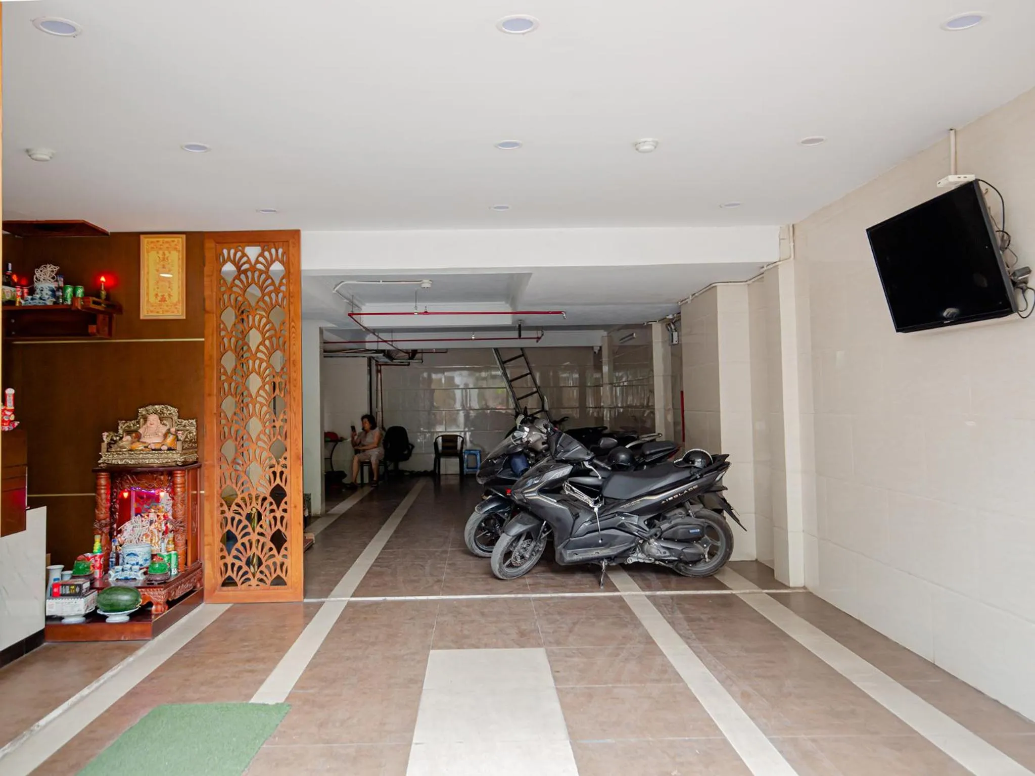 Staff in Phuong Nam Luxury Hotel Long Bien