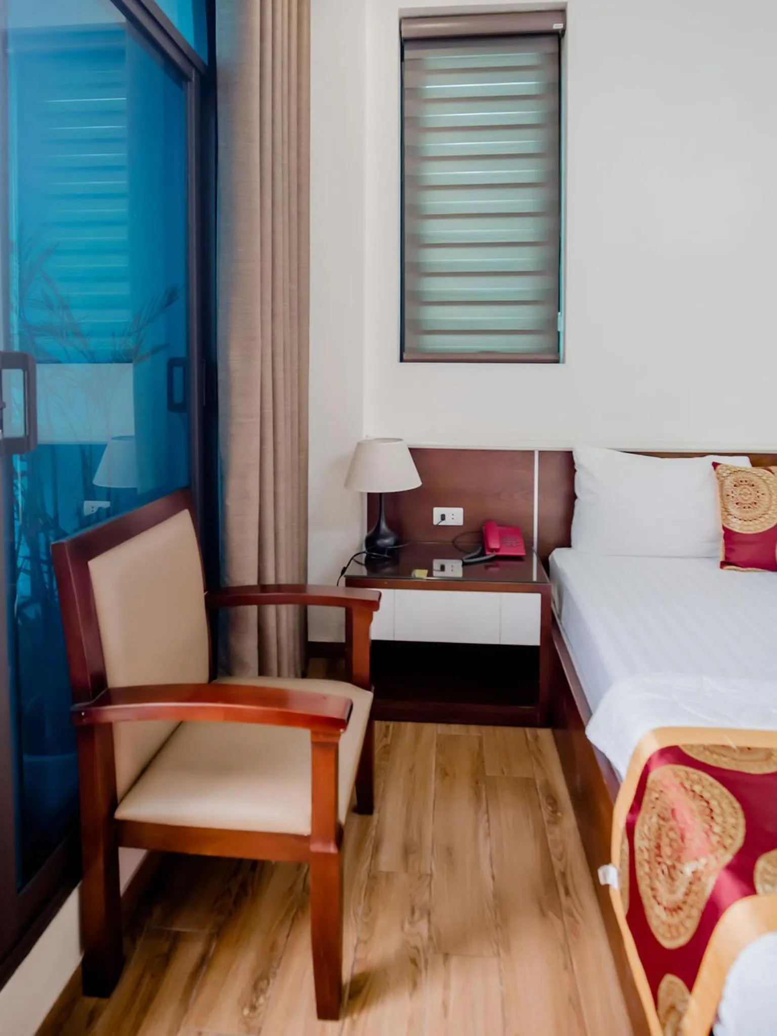 Seating area, Bed in Phuong Nam Luxury Hotel Long Bien