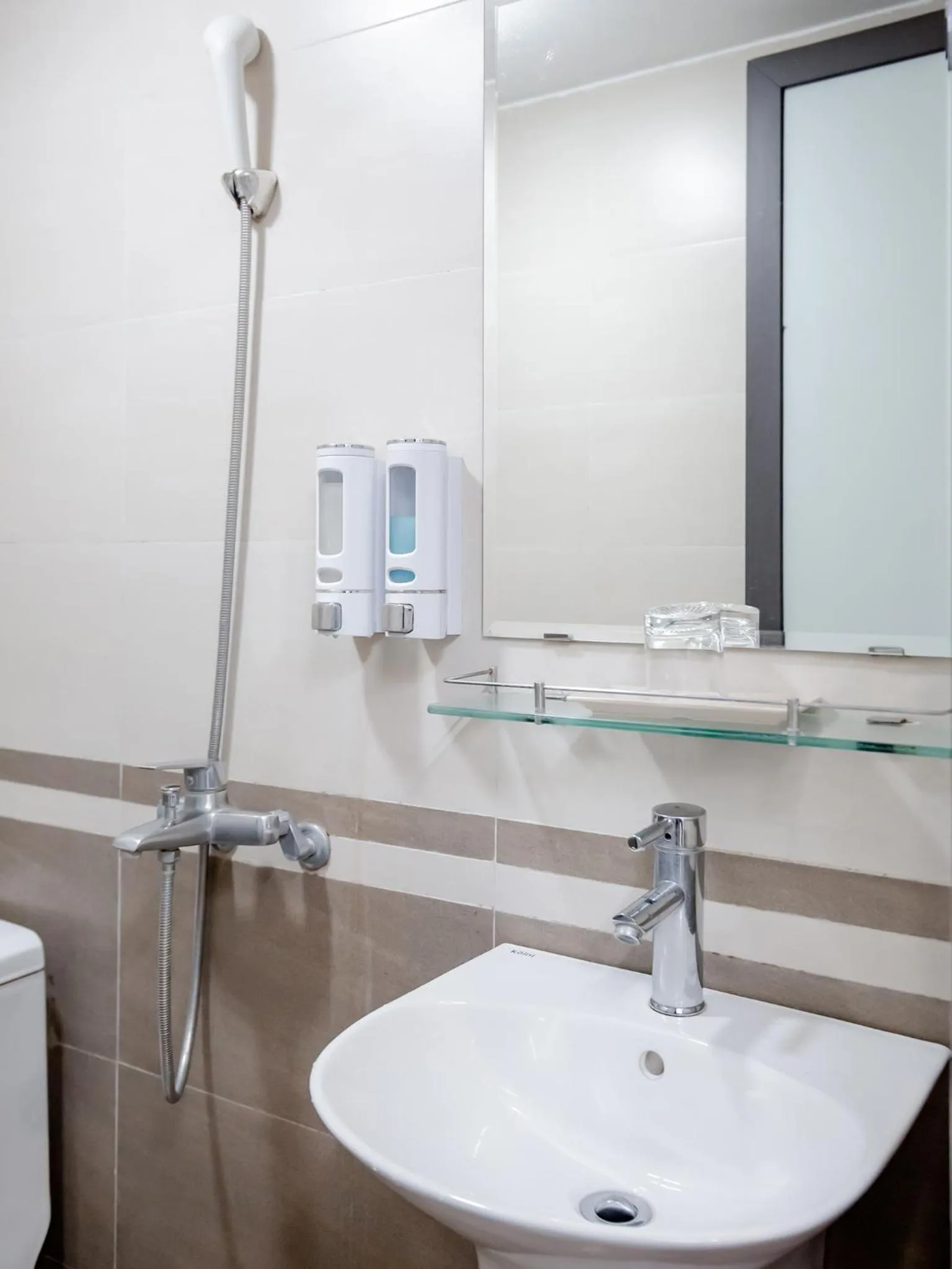 Shower in Phuong Nam Luxury Hotel Long Bien