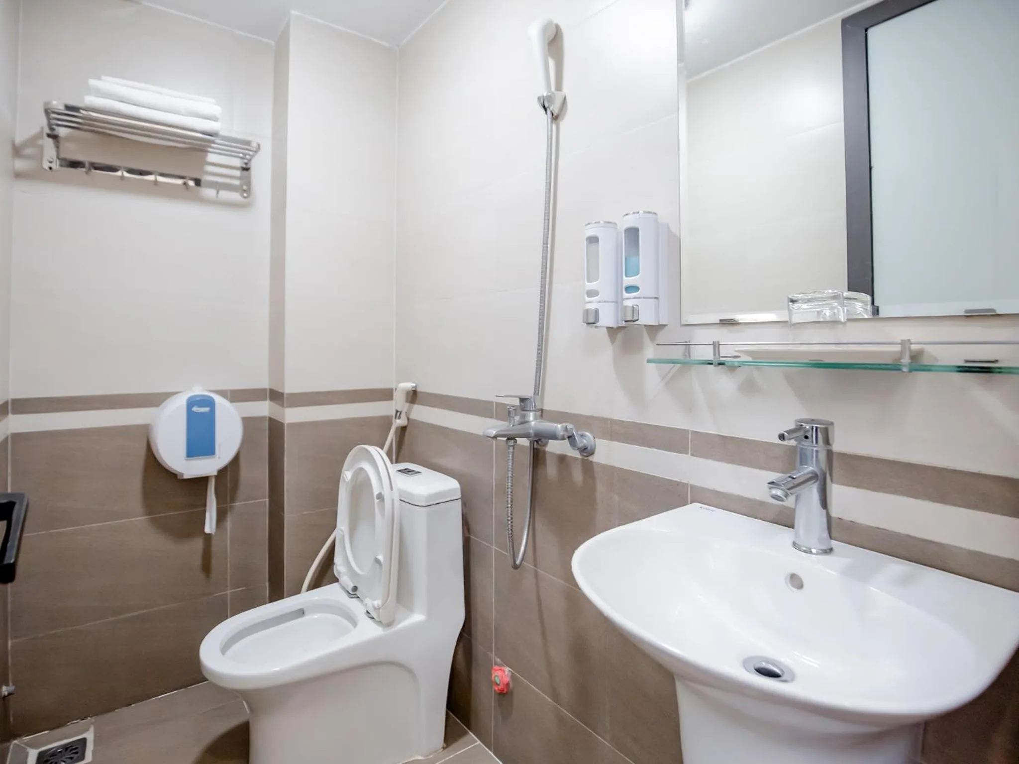 Toilet in Phuong Nam Luxury Hotel Long Bien