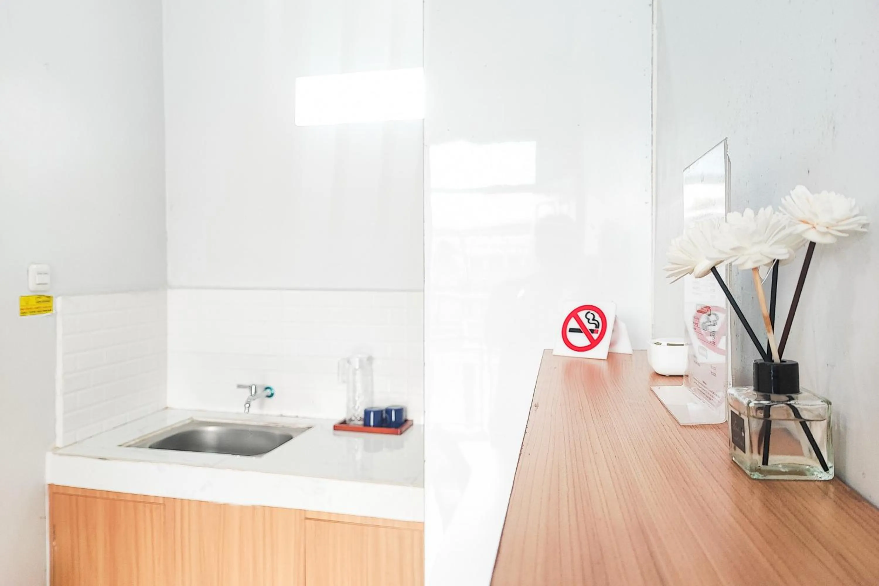 Kitchen or kitchenette in Urbanview Hotel Syariah at Waskita Residence Telanaipura