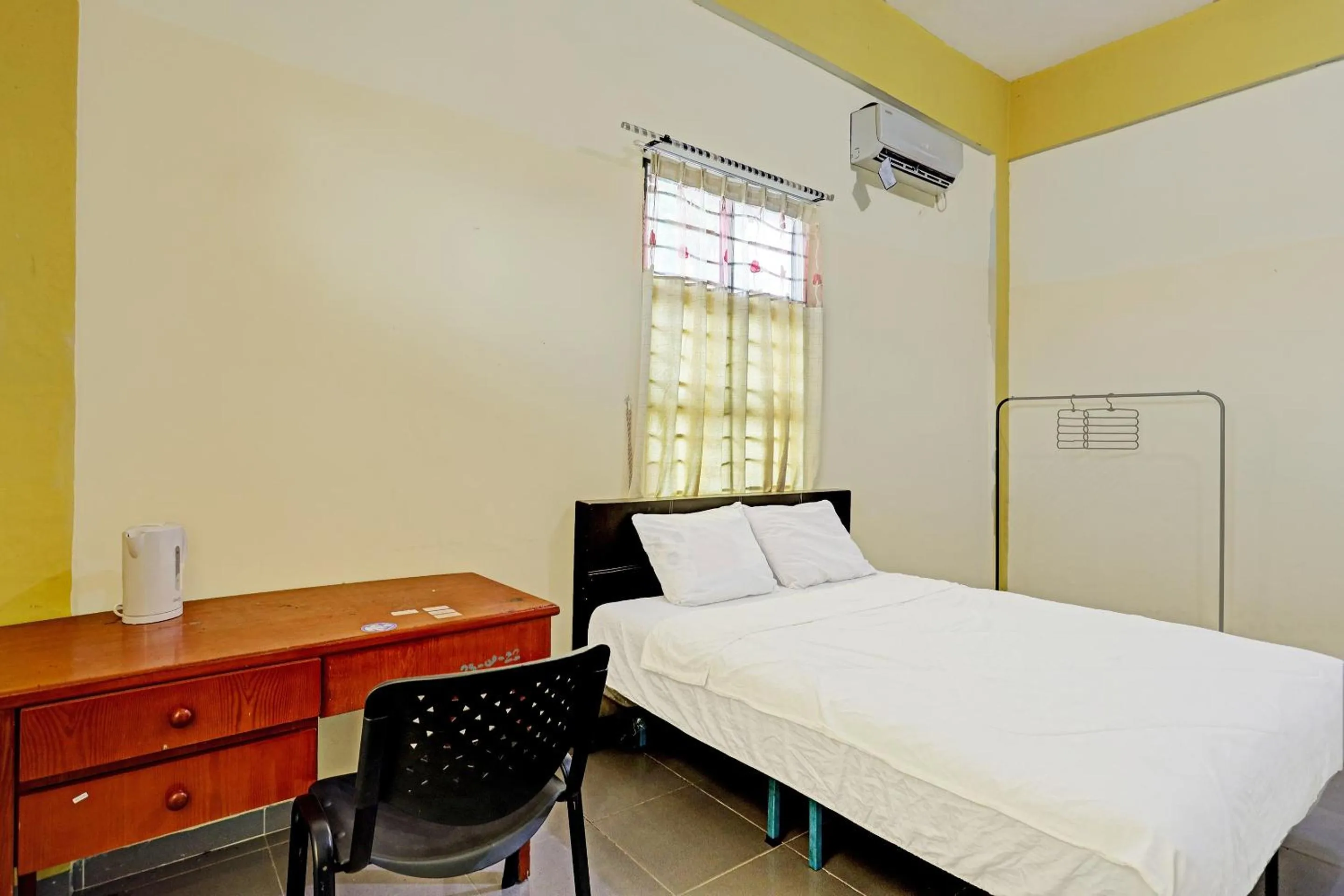 Bedroom, Bed in Collection O 91499 John Lebron House