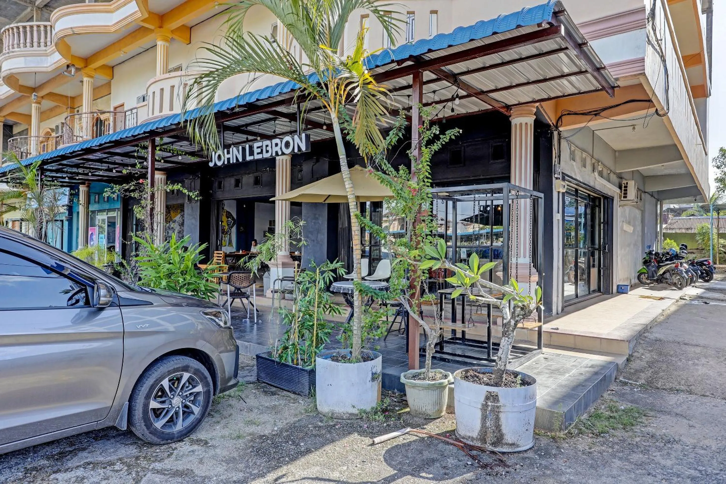 Facade/entrance in Collection O 91499 John Lebron House
