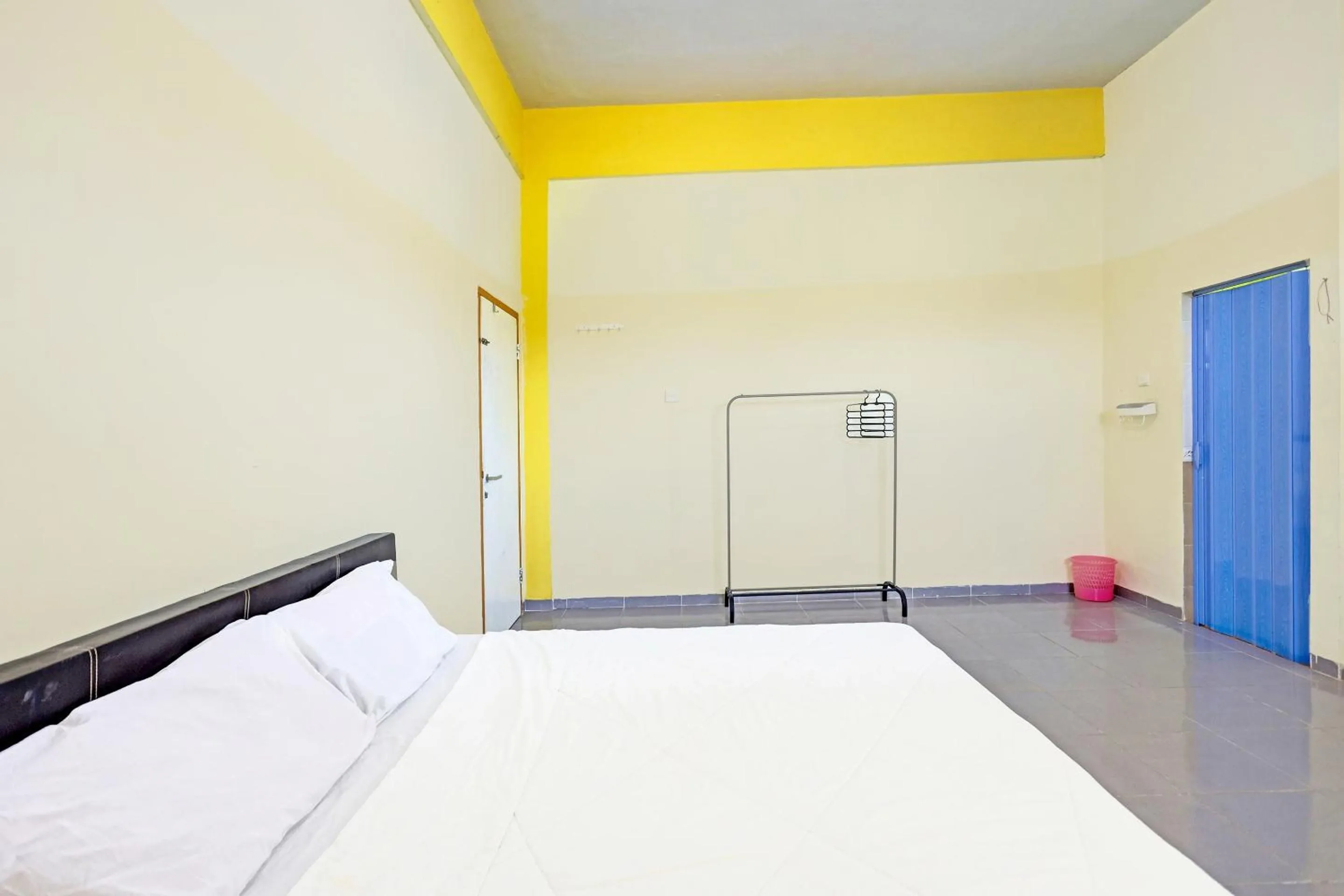 Bedroom, Bed in Collection O 91499 John Lebron House